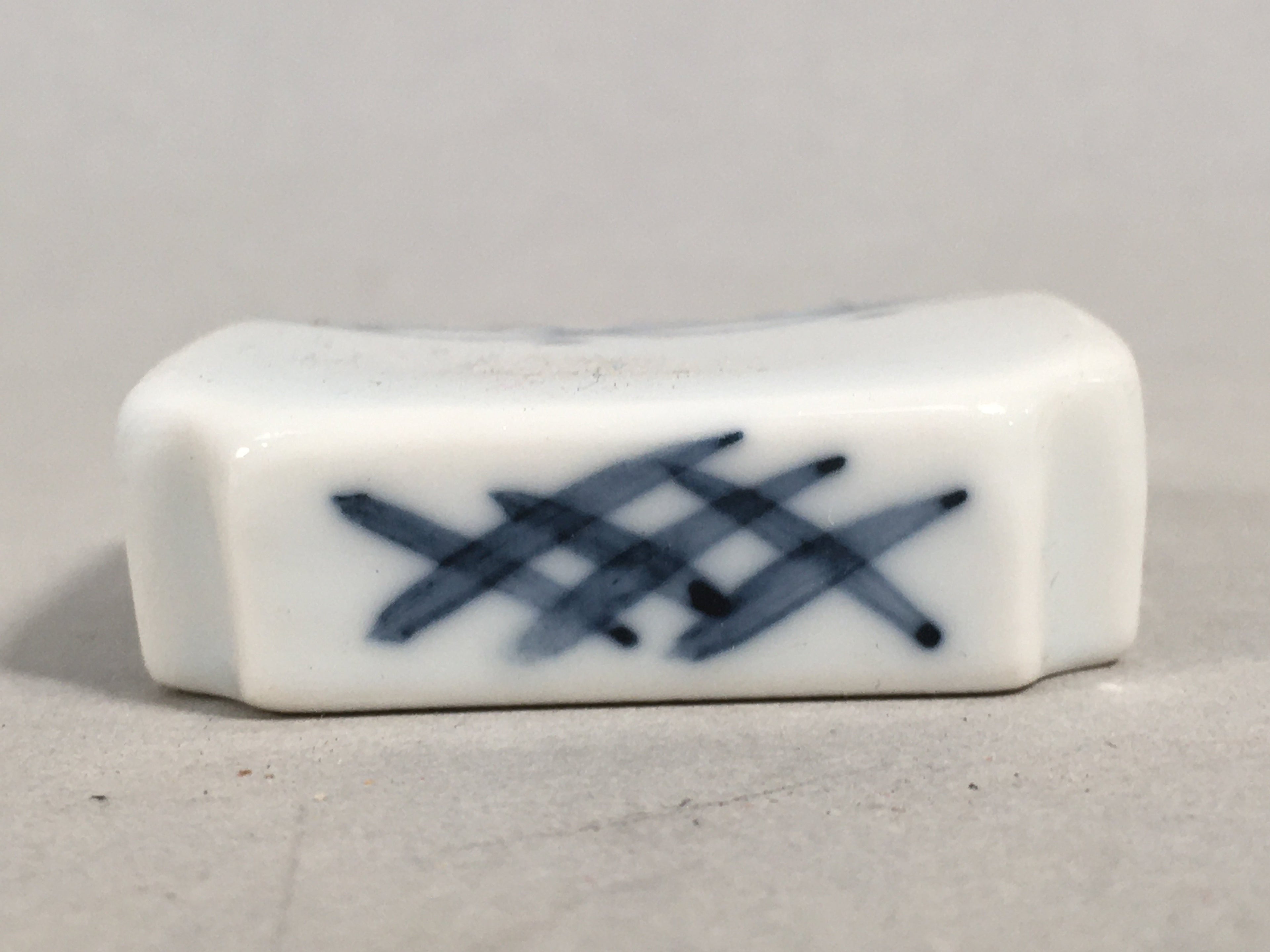 Japanese Porcelain Chopstick Rest Holder Vtg Blue White Sometsuke CR187