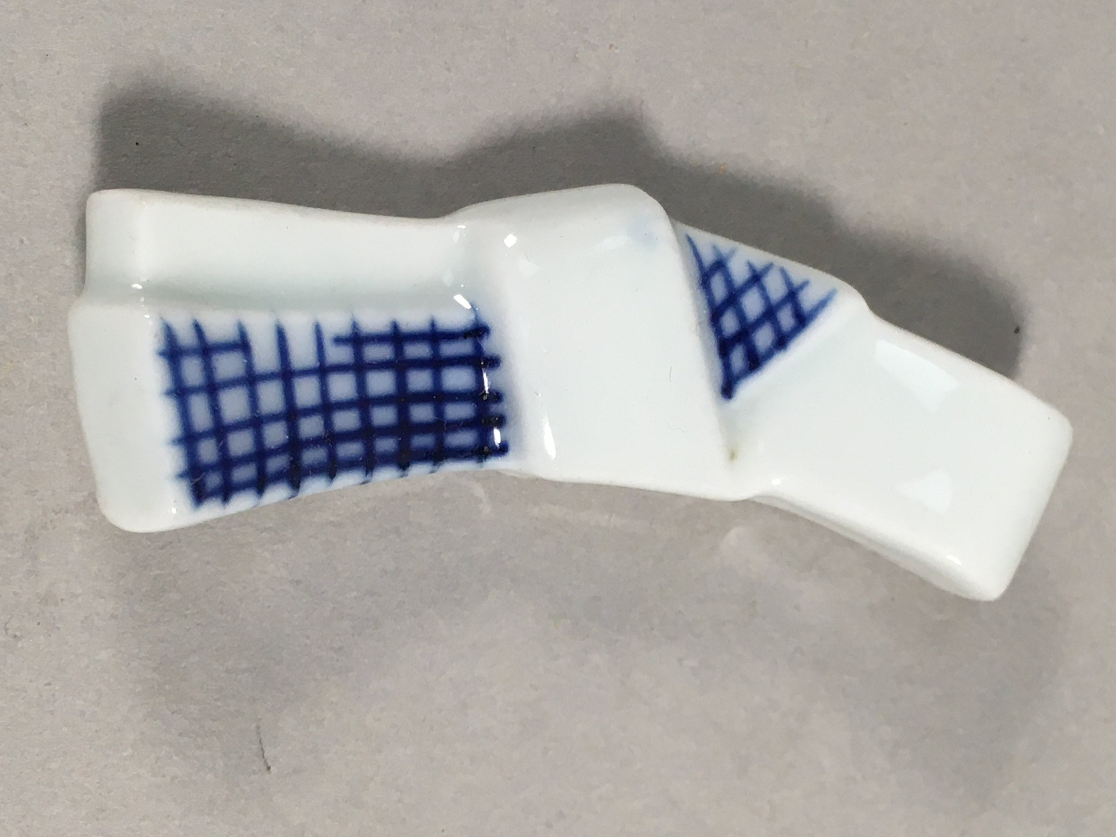 Japanese Porcelain Chopstick Rest Holder Vtg Blue White Sometsuke Tie CR191