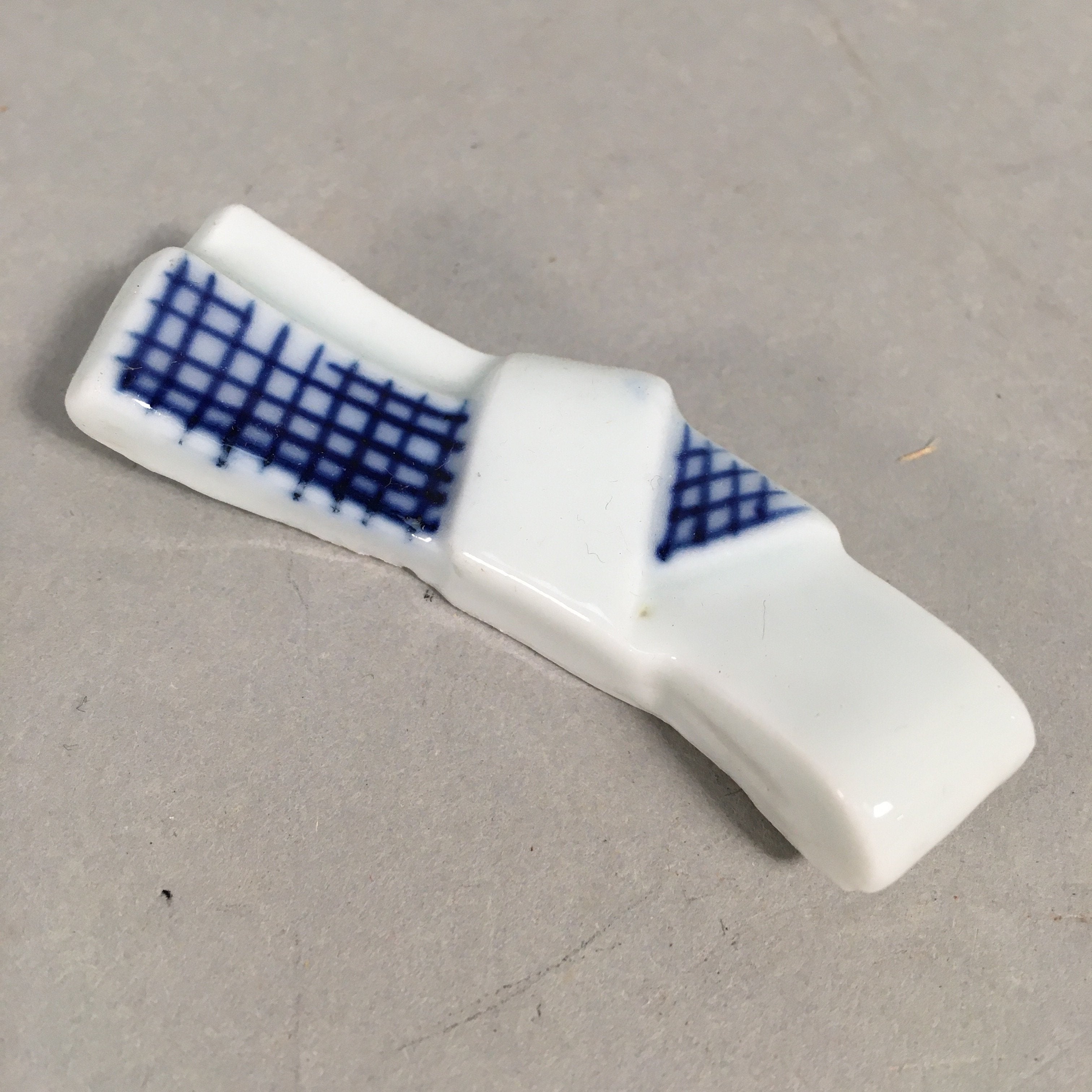 Japanese Porcelain Chopstick Rest Holder Vtg Blue White Sometsuke Tie CR191