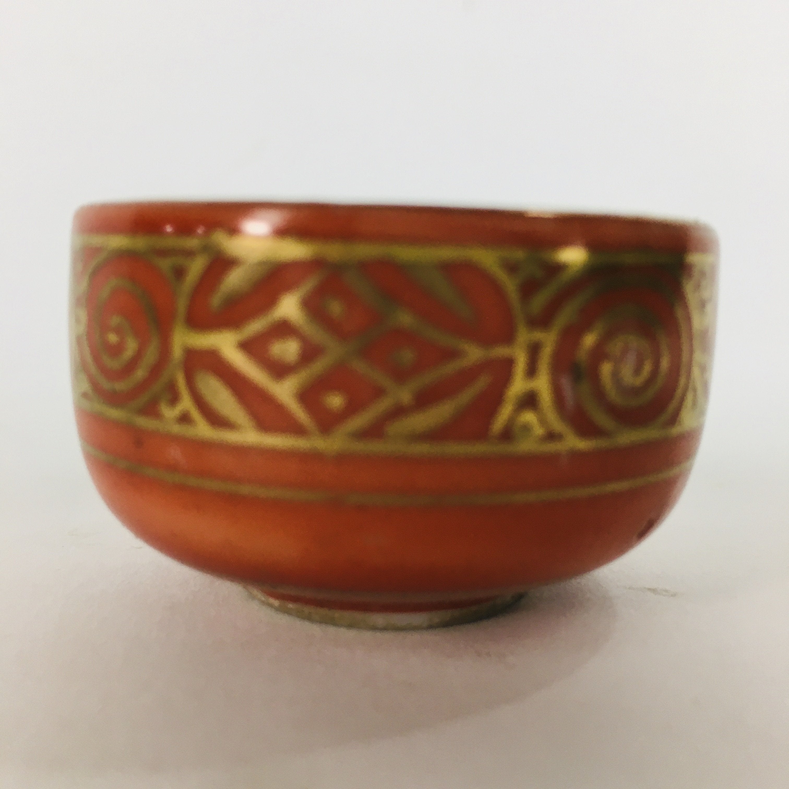 Japanese Porcelain Kutani Ware Sake Cup Vtg Guinomi Ochoko Red Gold GU927