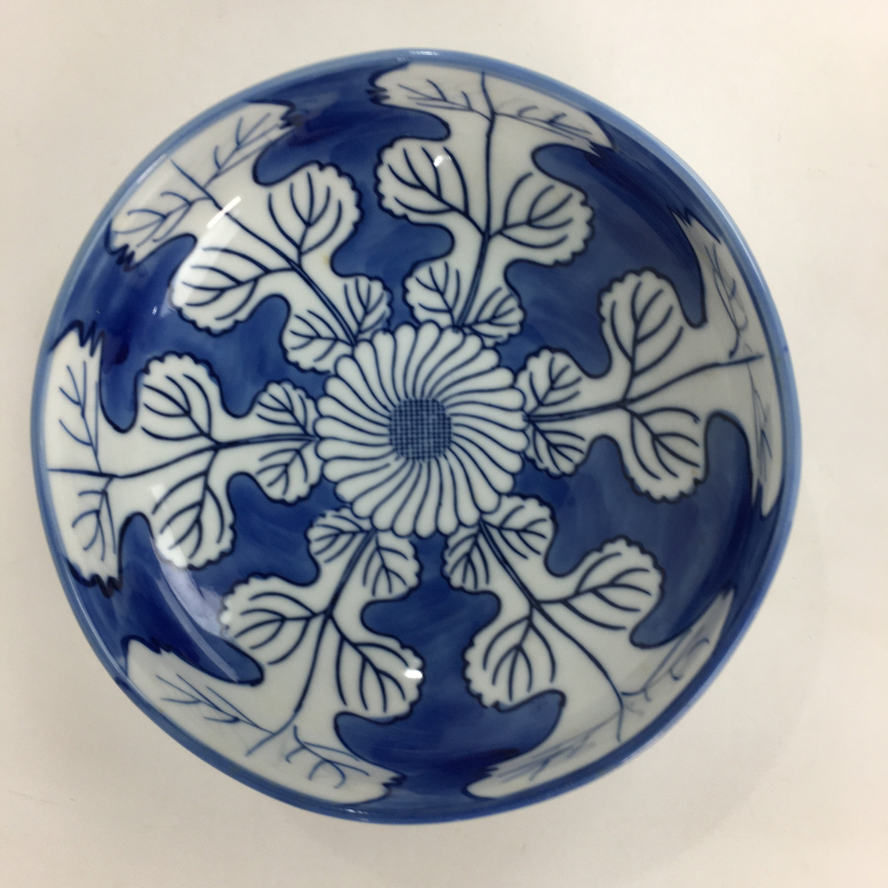 Japanese Porcelain Large Bowl Vtg Blue White Sometsuke Chrysanthemum PP553