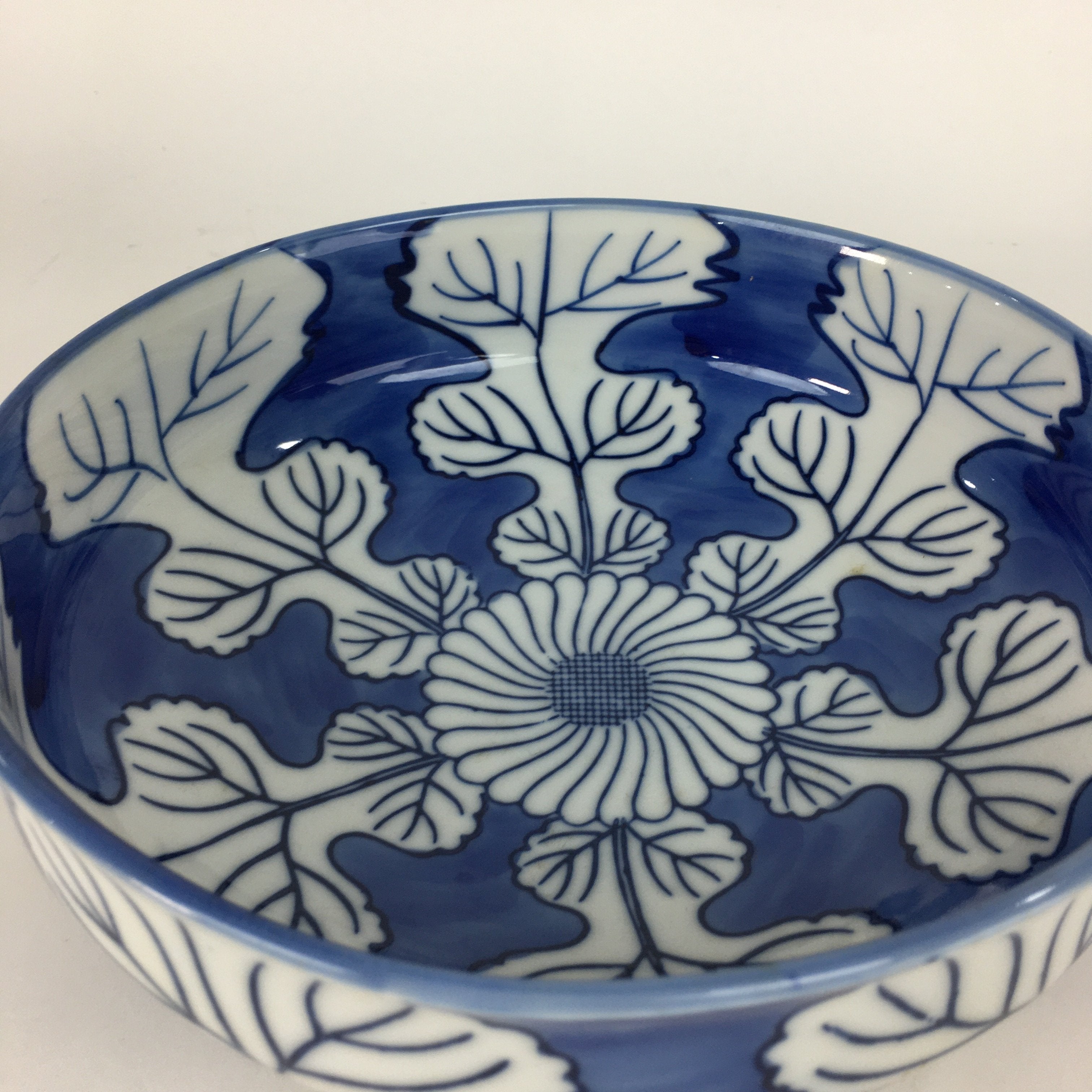 Japanese Porcelain Large Bowl Vtg Blue White Sometsuke Chrysanthemum PP553
