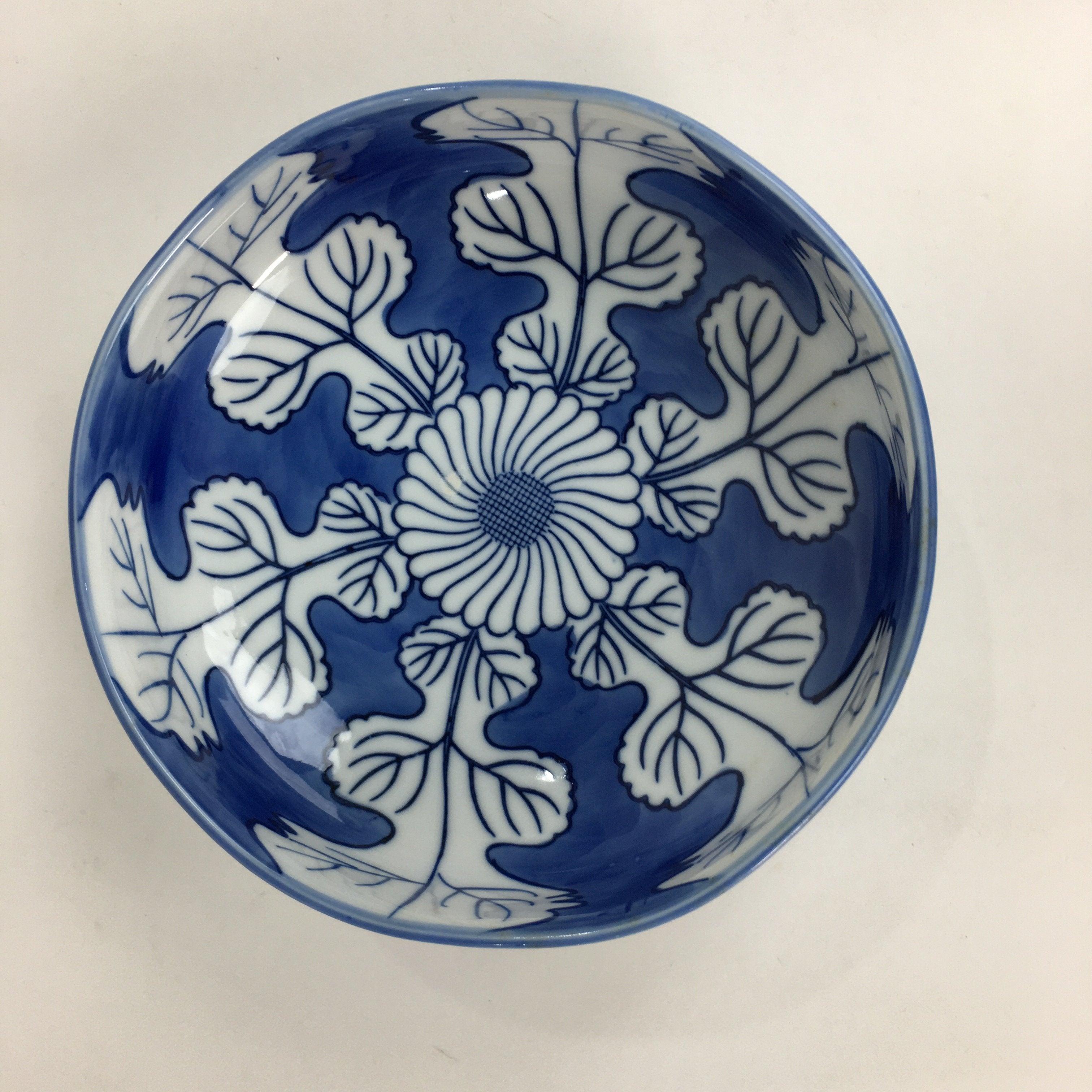 Japanese Porcelain Large Bowl Vtg Blue White Sometsuke Chrysanthemum PP555