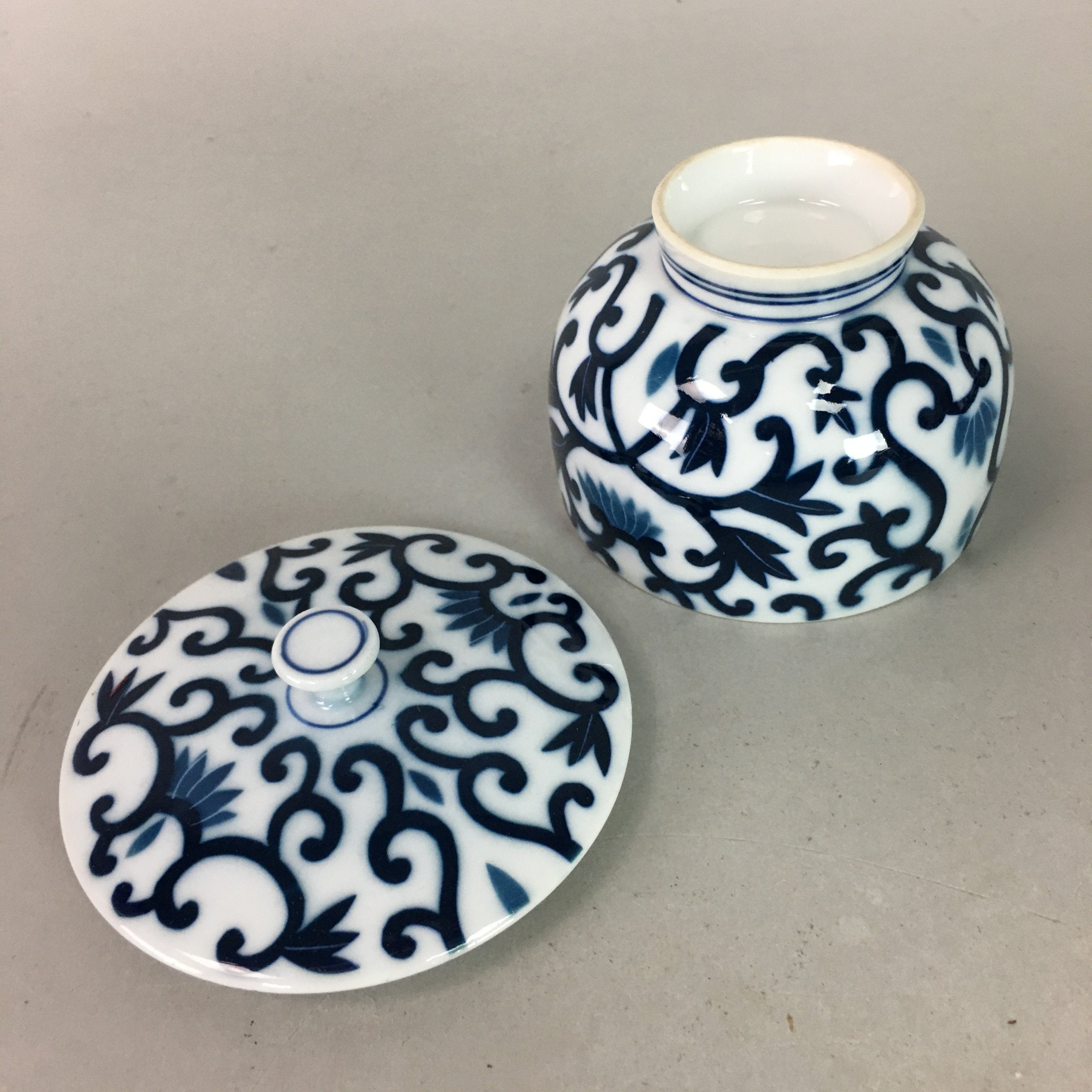 Japanese Porcelain Lidded Teacup Vtg Yunomi Arabesque Blue White Sometsuke QT79