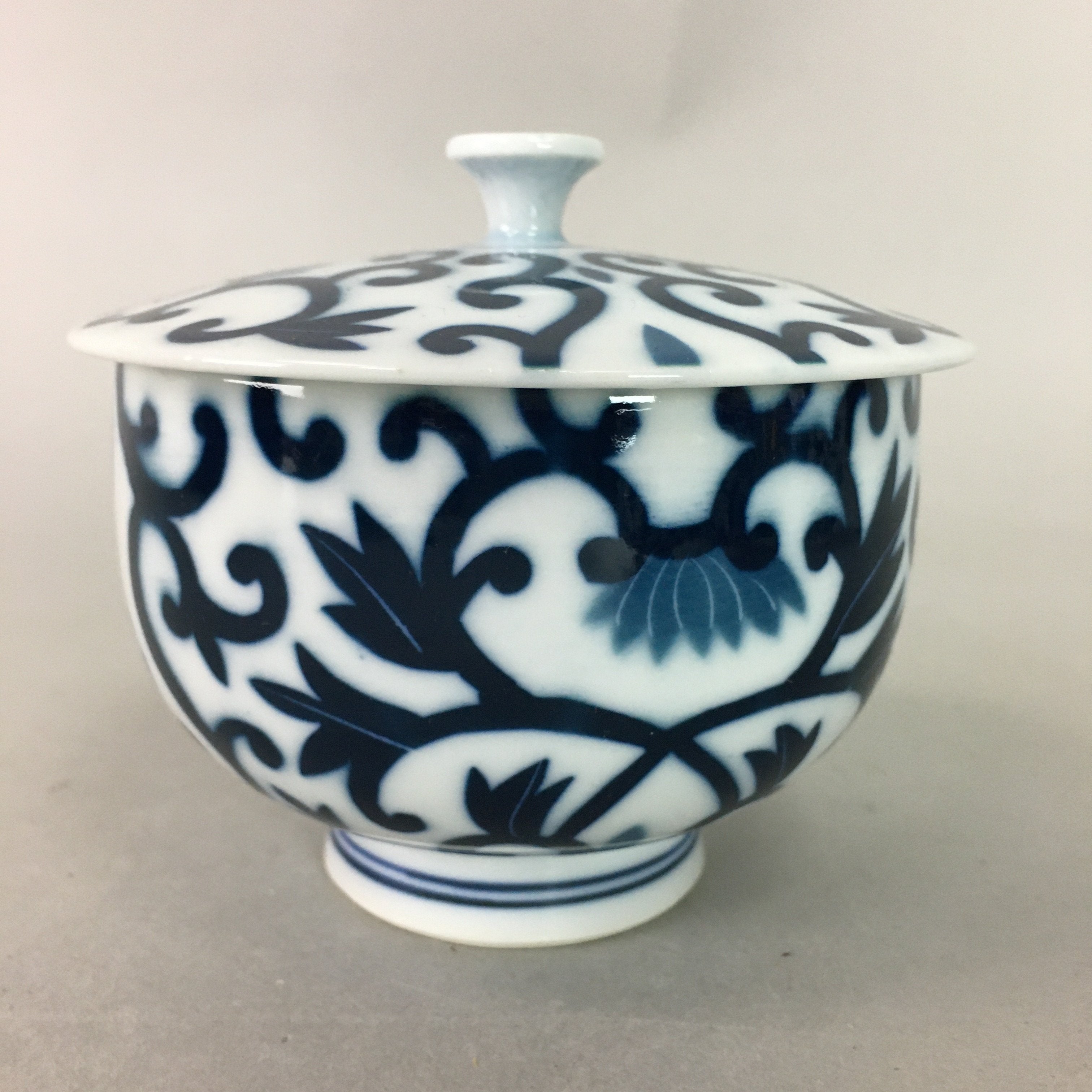 Japanese Porcelain Lidded Teacup Vtg Yunomi Arabesque Blue White Sometsuke QT79