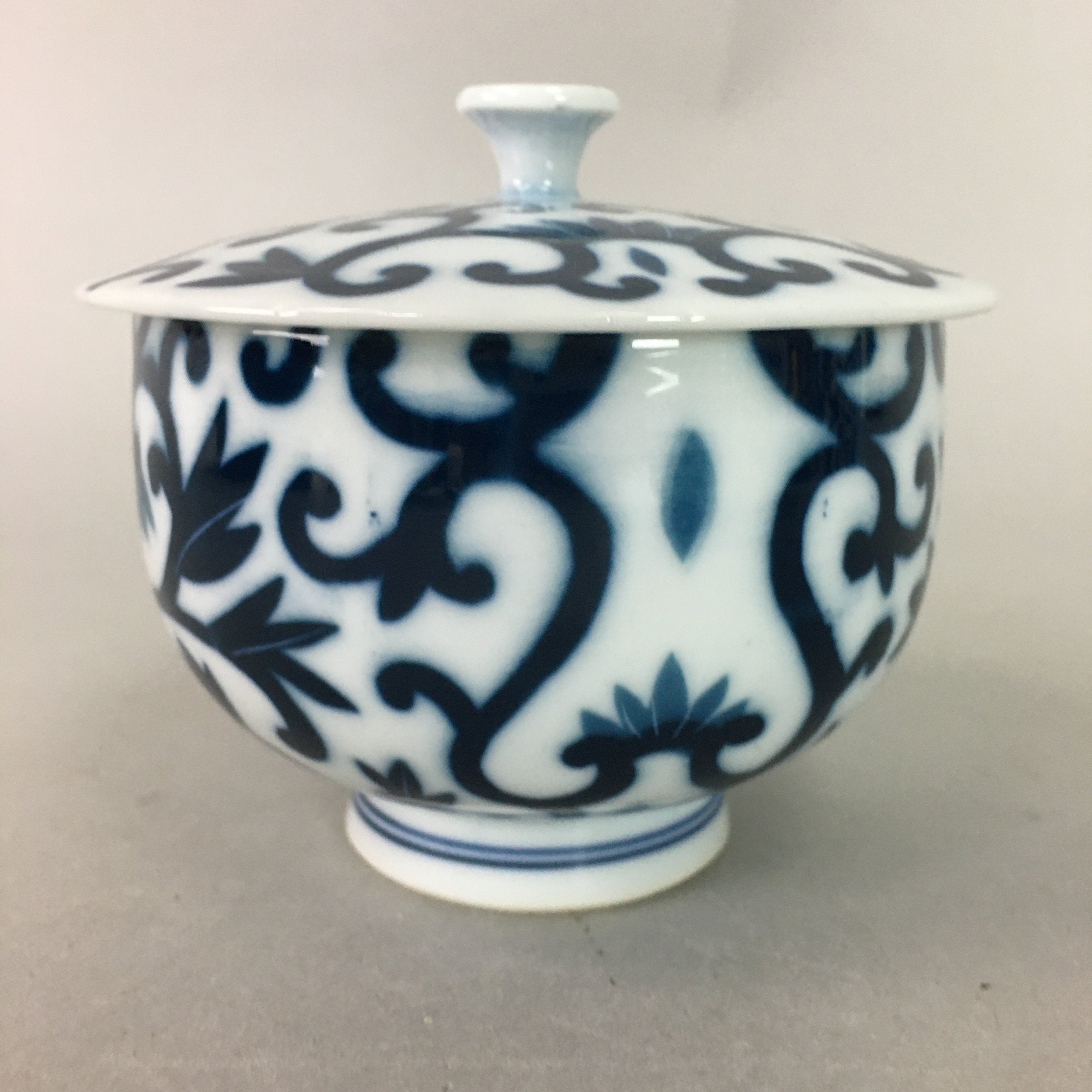 Japanese Porcelain Lidded Teacup Vtg Yunomi Arabesque Blue White Sometsuke QT79
