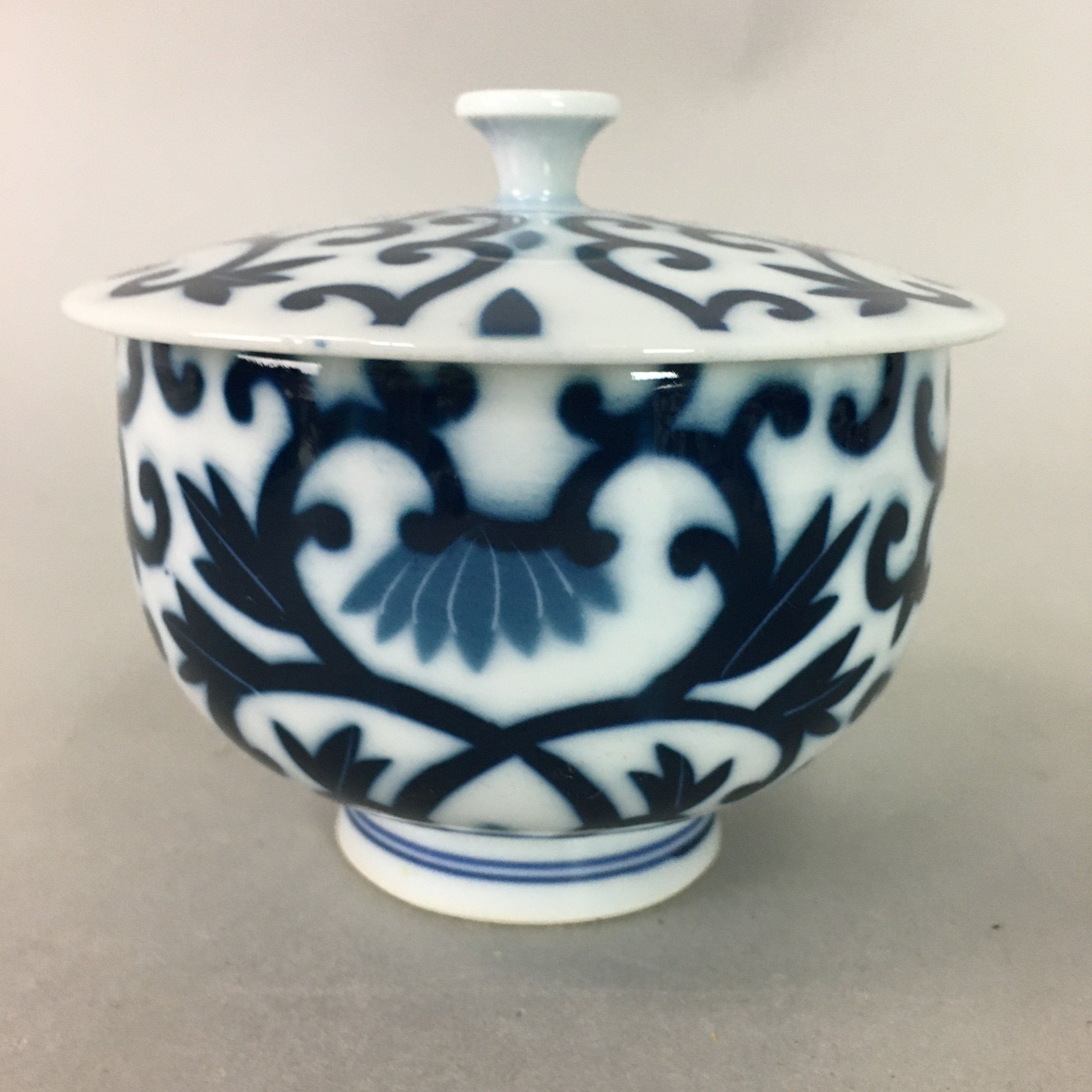 Japanese Porcelain Lidded Teacup Vtg Yunomi Arabesque Blue White Sometsuke QT79