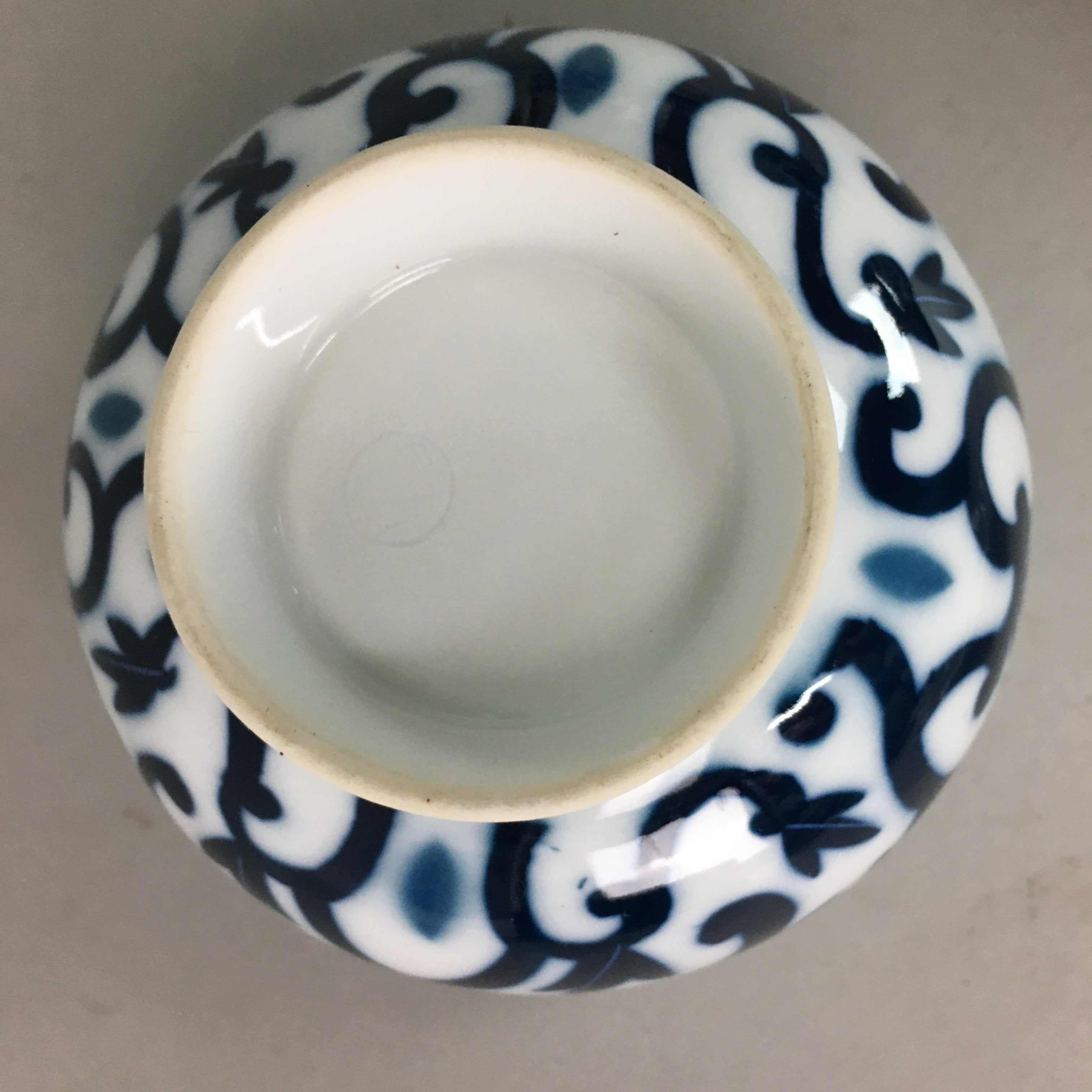 Japanese Porcelain Lidded Teacup Vtg Yunomi Arabesque Blue White Sometsuke QT79