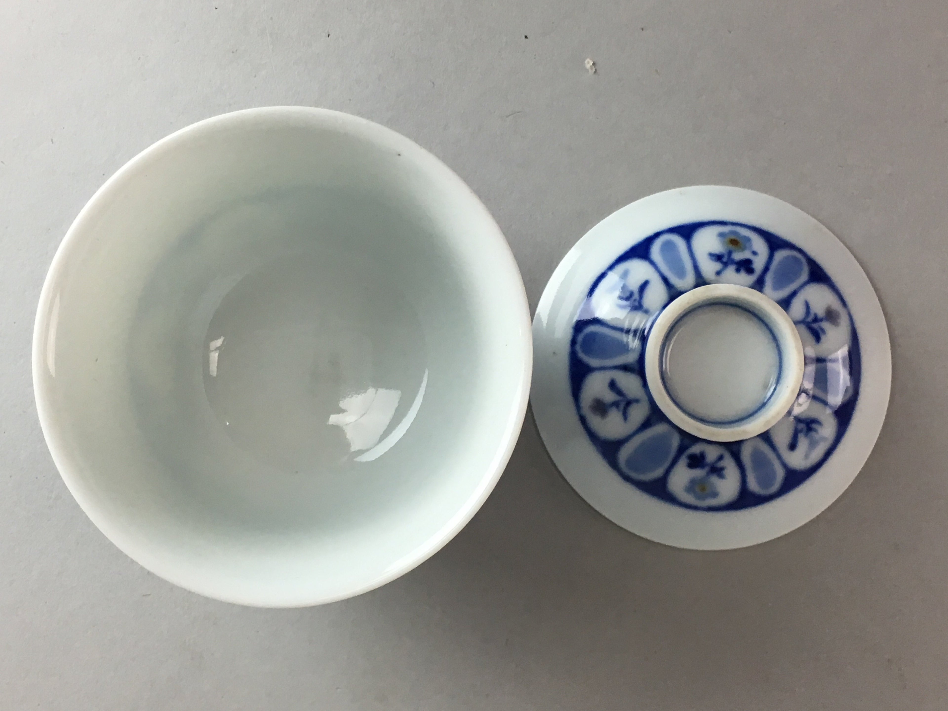 Japanese Porcelain Lidded Teacup Vtg Yunomi Sometsuke Blud White Floral QT51