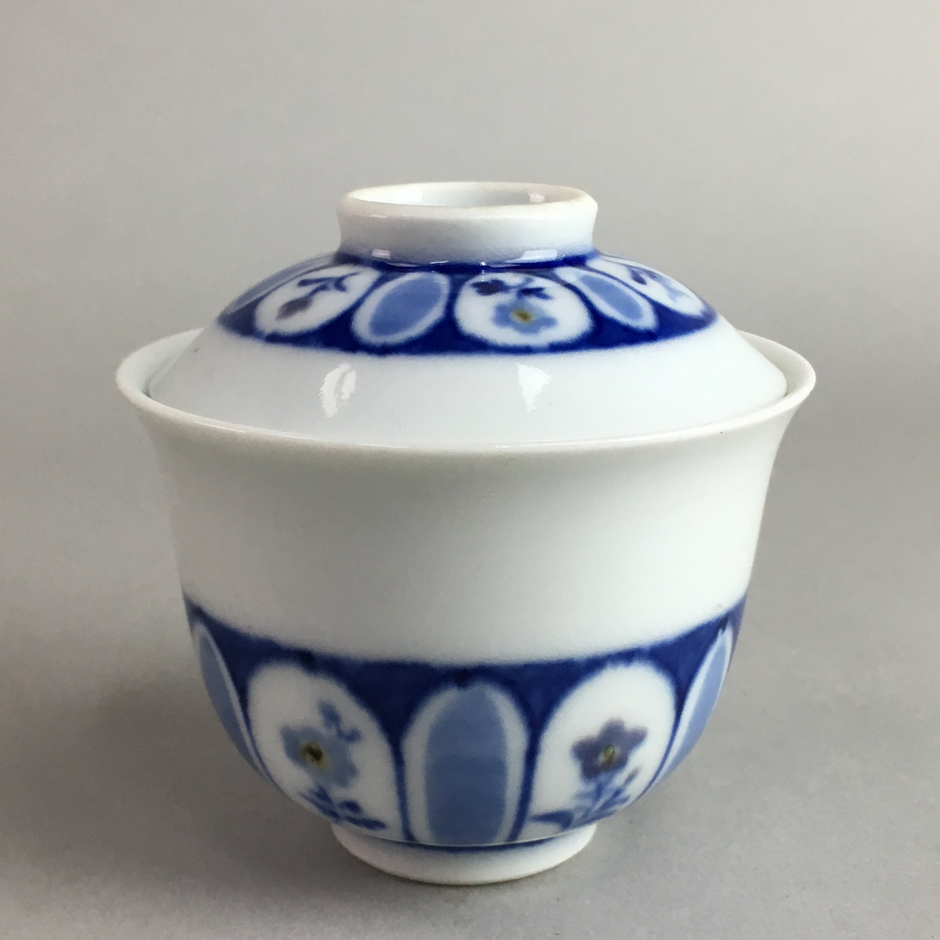Japanese Porcelain Lidded Teacup Vtg Yunomi Sometsuke Blud White Floral QT51