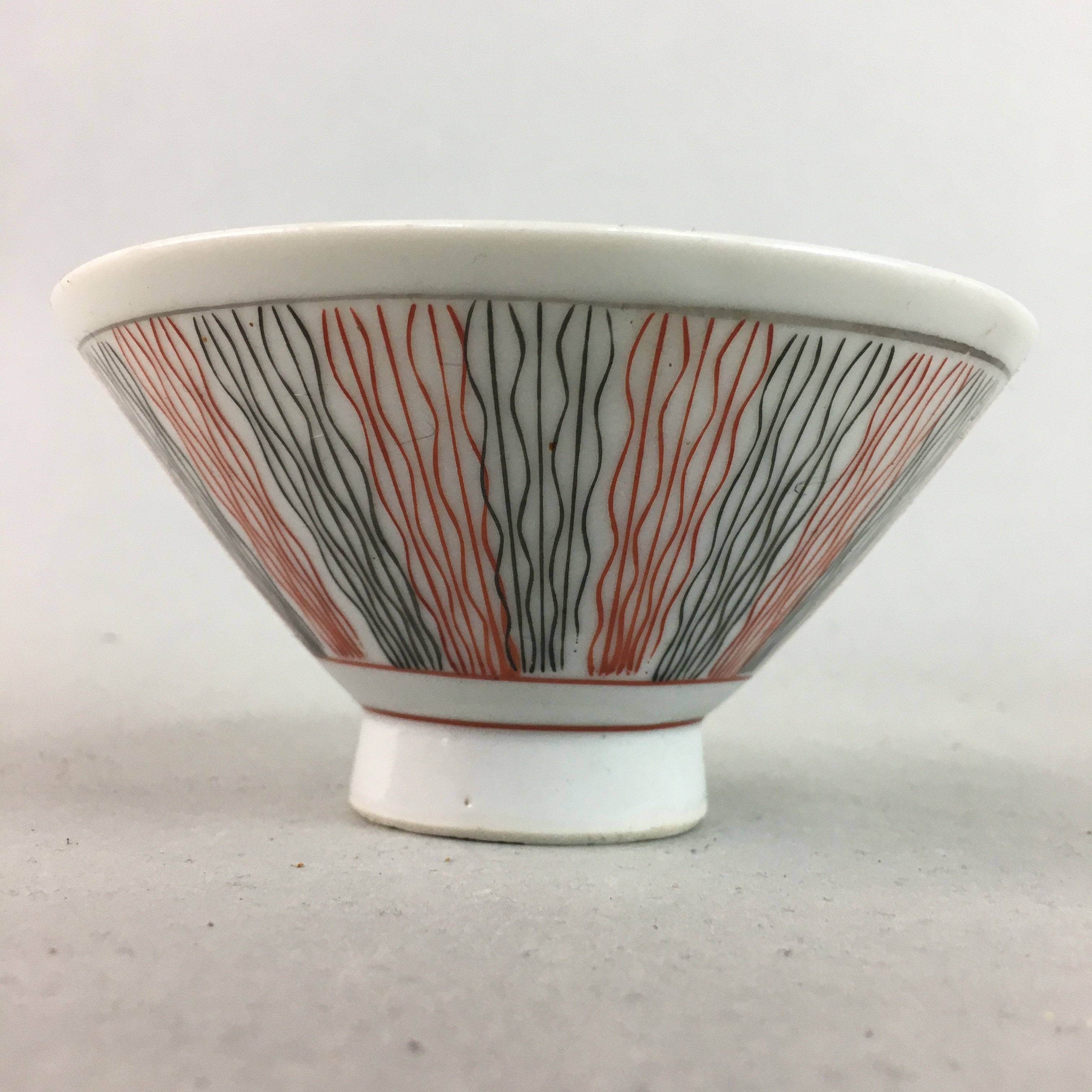 Japanese Porcelain Rice Bowl Vtg Chawan Wavy Line Seaweed Red Black PP201