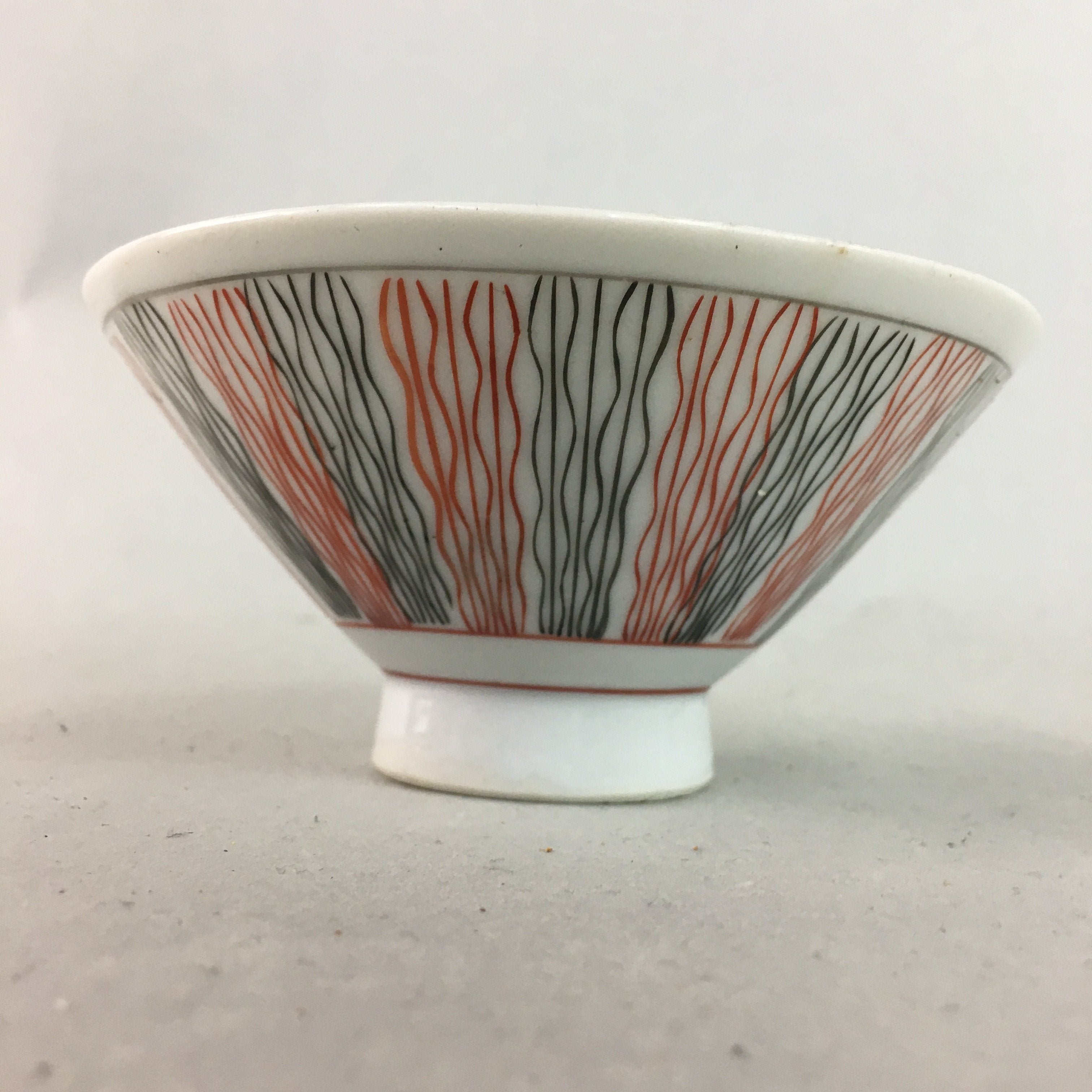 Japanese Porcelain Rice Bowl Vtg Chawan Wavy Line Seaweed Red Black PP201