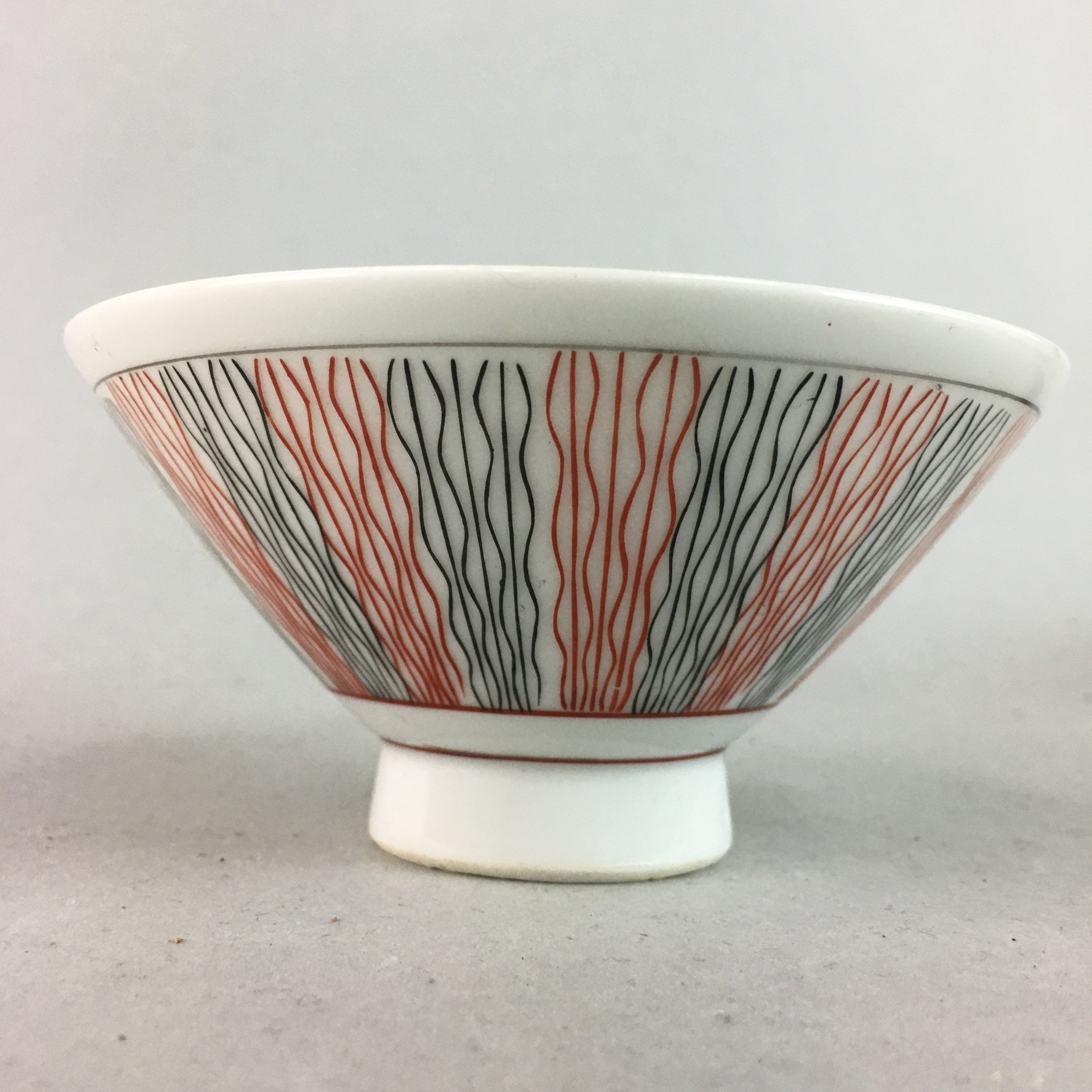 Japanese Porcelain Rice Bowl Vtg Chawan Wavy Line Seaweed Red Black PP202