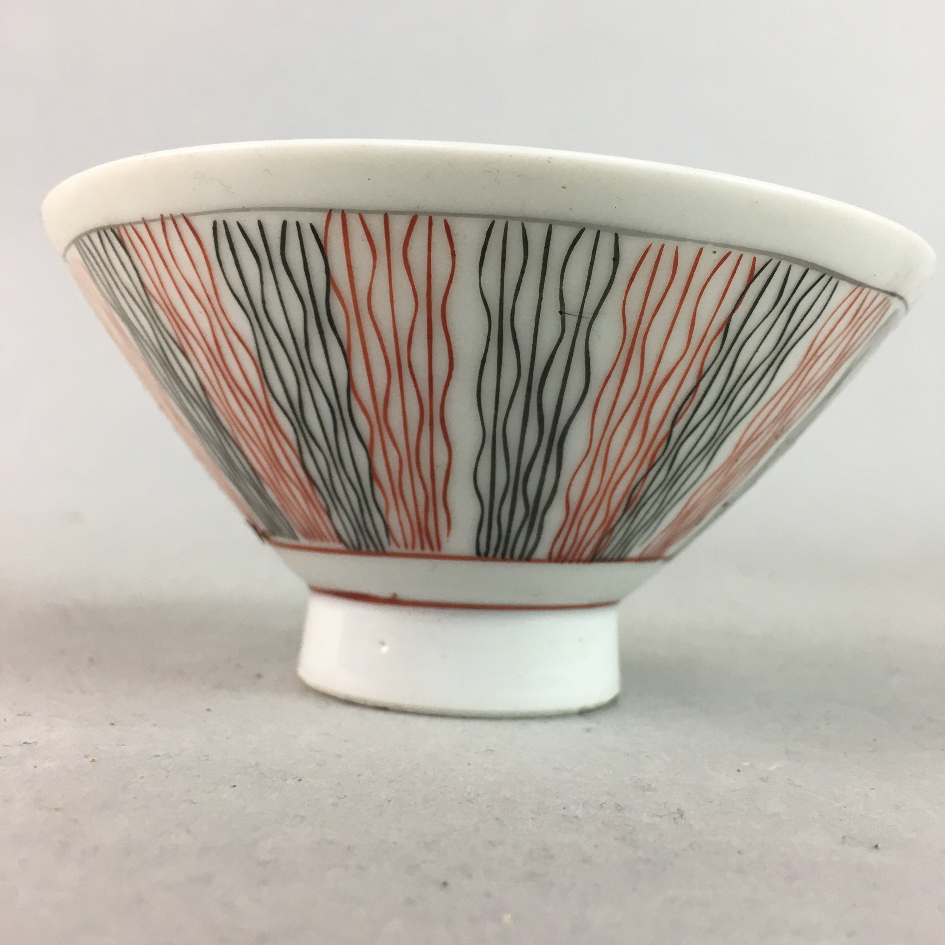 Japanese Porcelain Rice Bowl Vtg Chawan Wavy Line Seaweed Red Black PP203