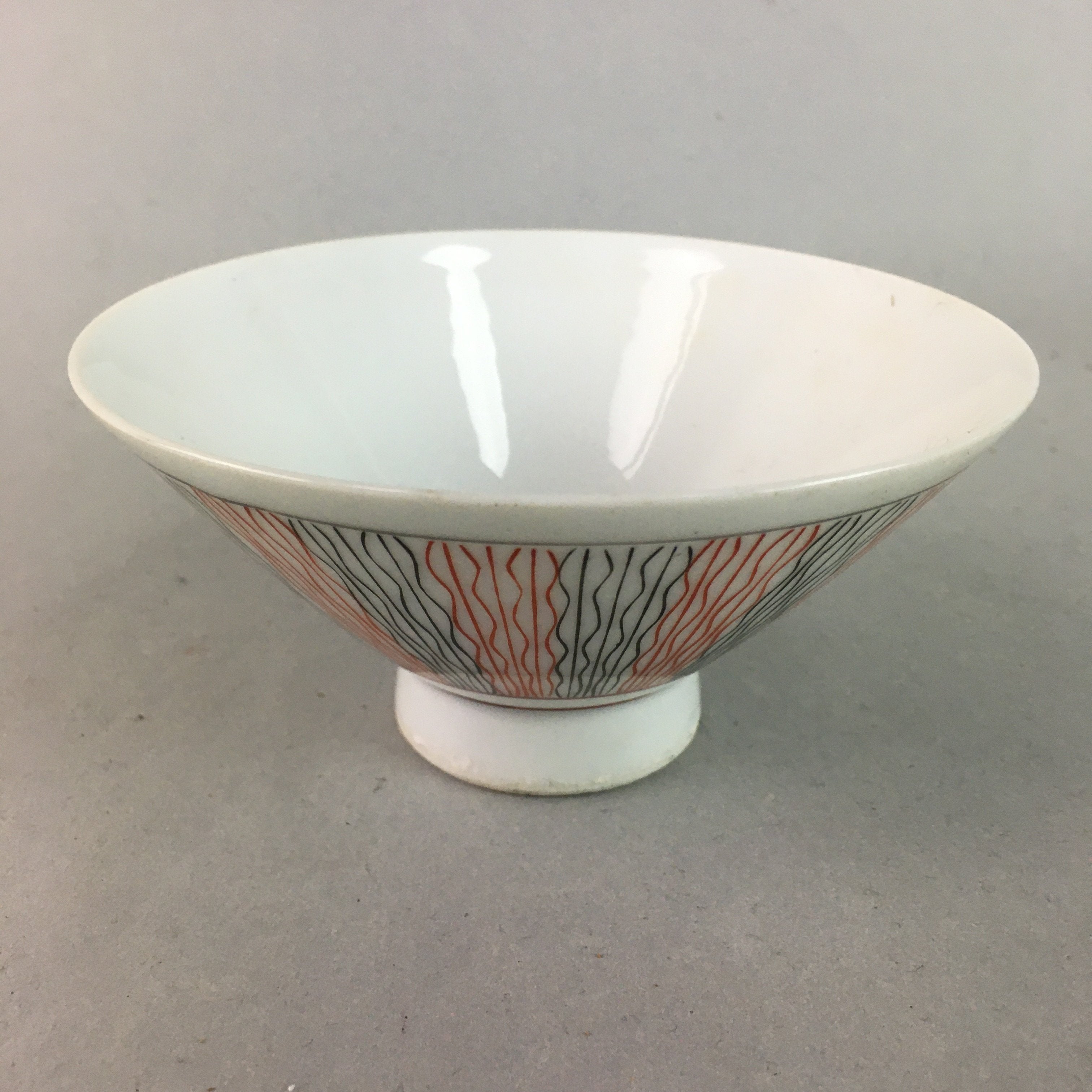 Japanese Porcelain Rice Bowl Vtg Chawan Wavy Line Seaweed Red Black PP206