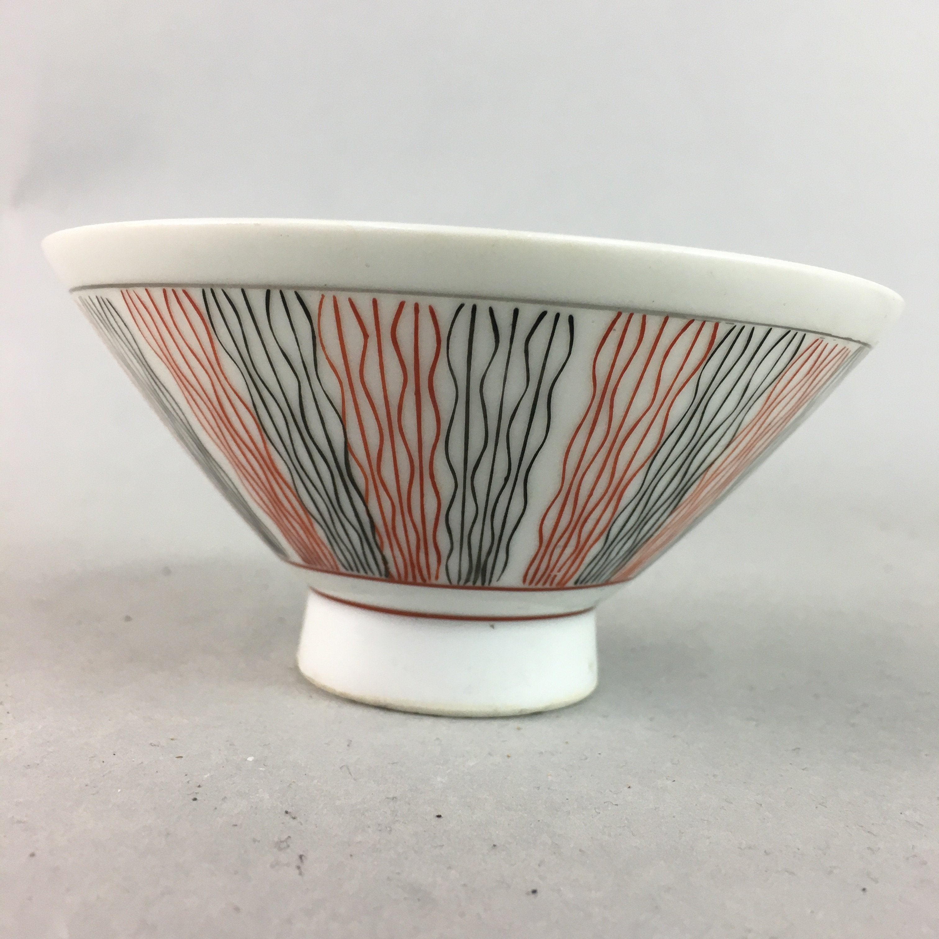 Japanese Porcelain Rice Bowl Vtg Chawan Wavy Line Seaweed Red Black PP206