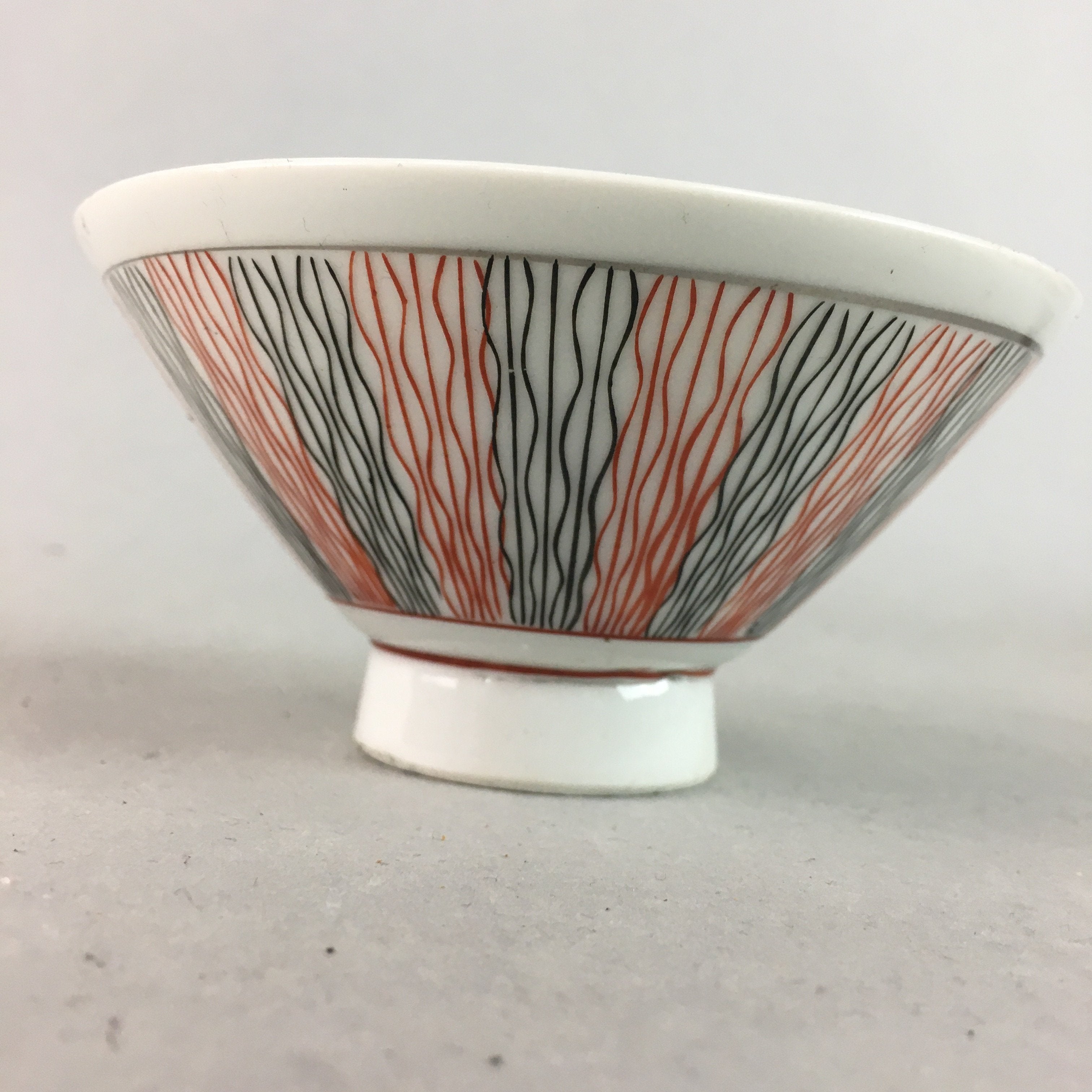 Japanese Porcelain Rice Bowl Vtg Chawan Wavy Line Seaweed Red Black PP207