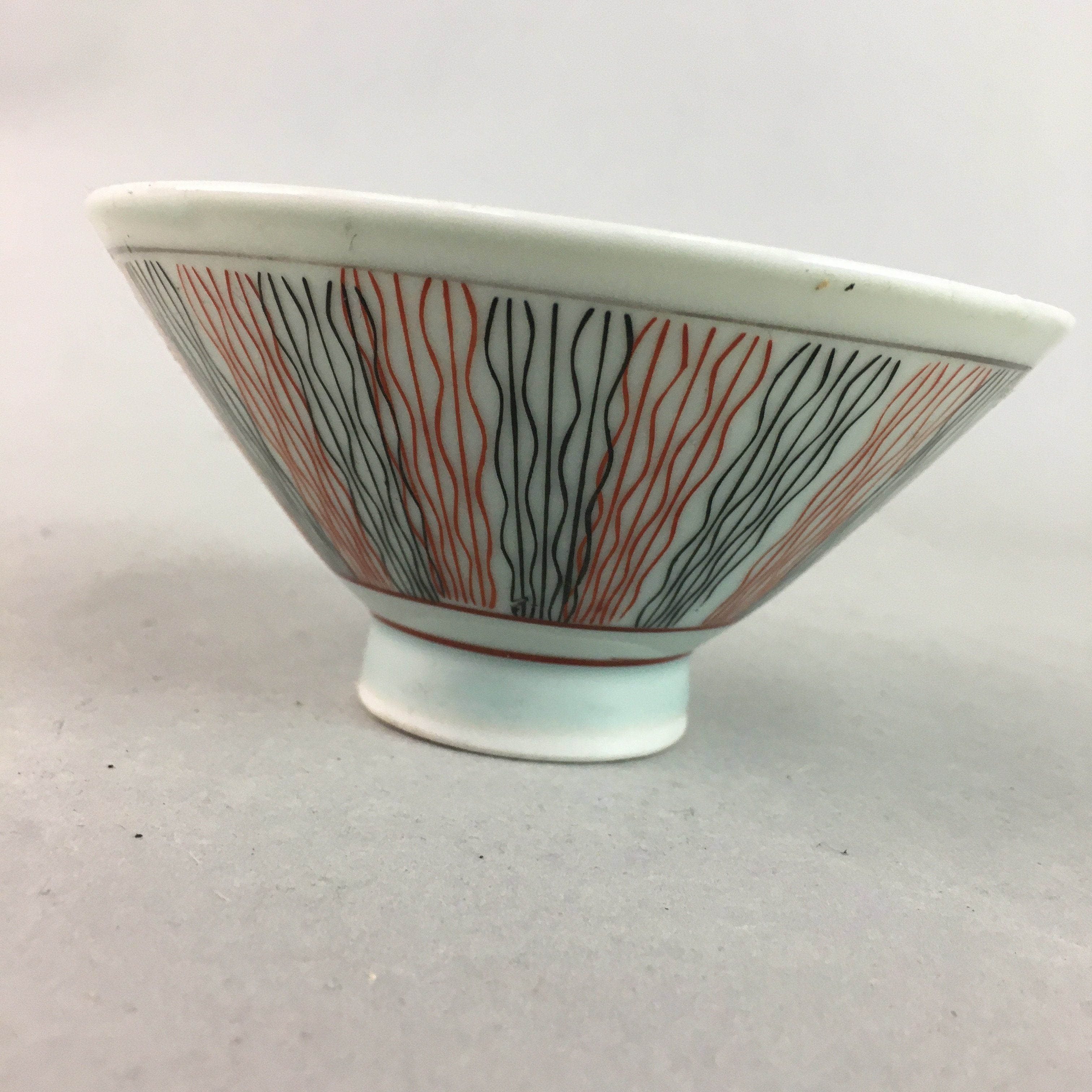 Japanese Porcelain Rice Bowl Vtg Chawan Wavy Line Seaweed Red Black PP208