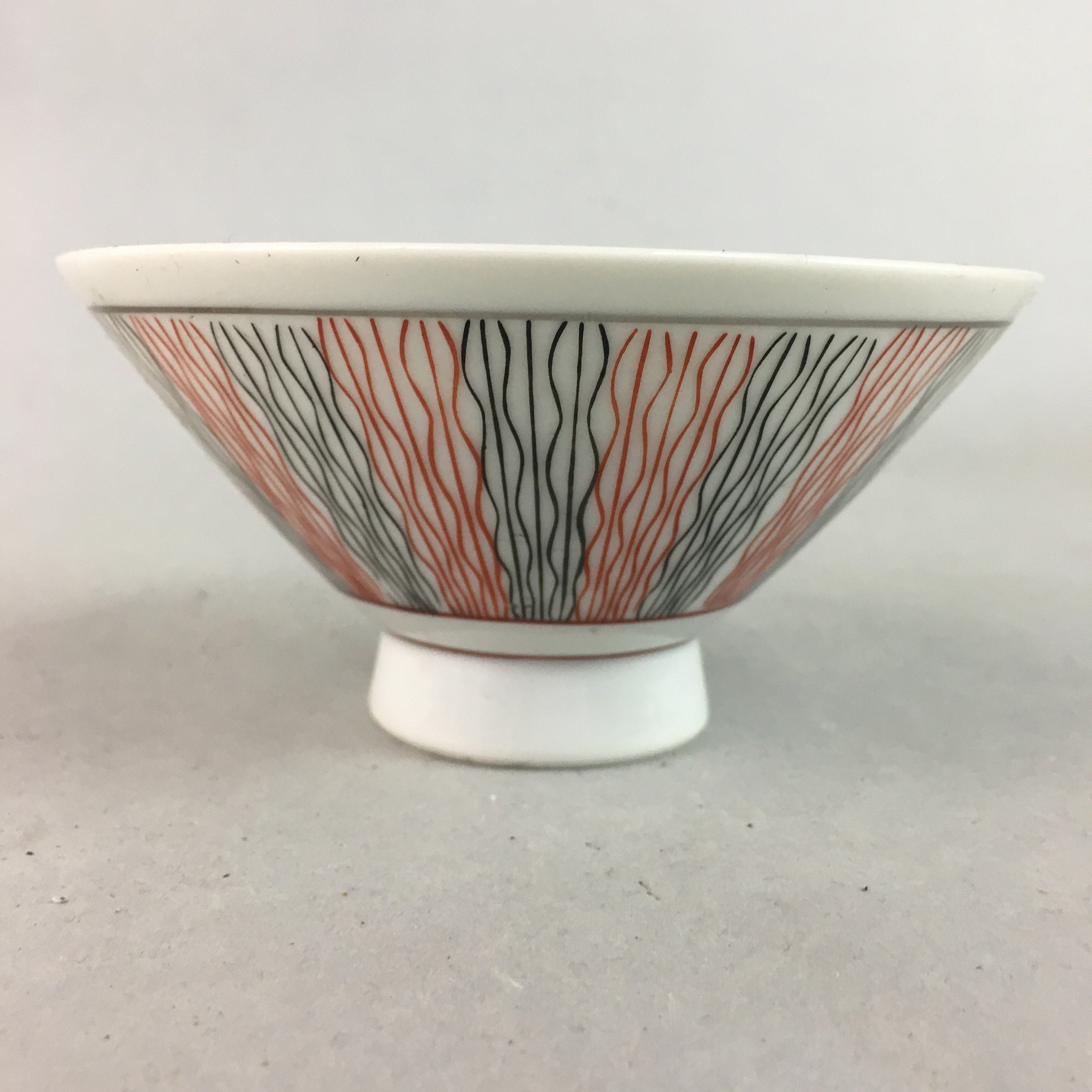 Japanese Porcelain Rice Bowl Vtg Chawan Wavy Line Seaweed Red Black PP209