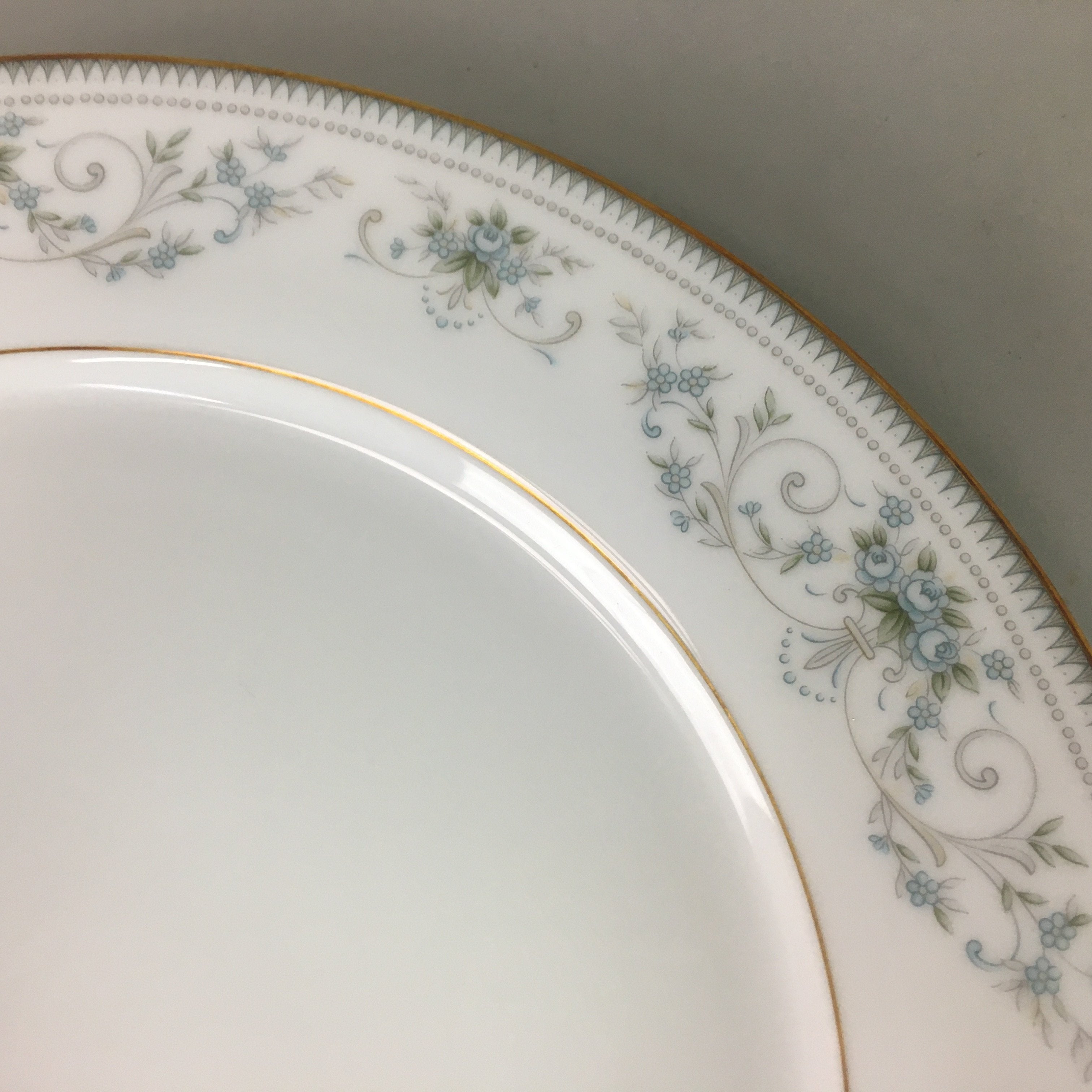 Japanese Porcelain Round Plate Vtg Noritake White Blue Floral QT75