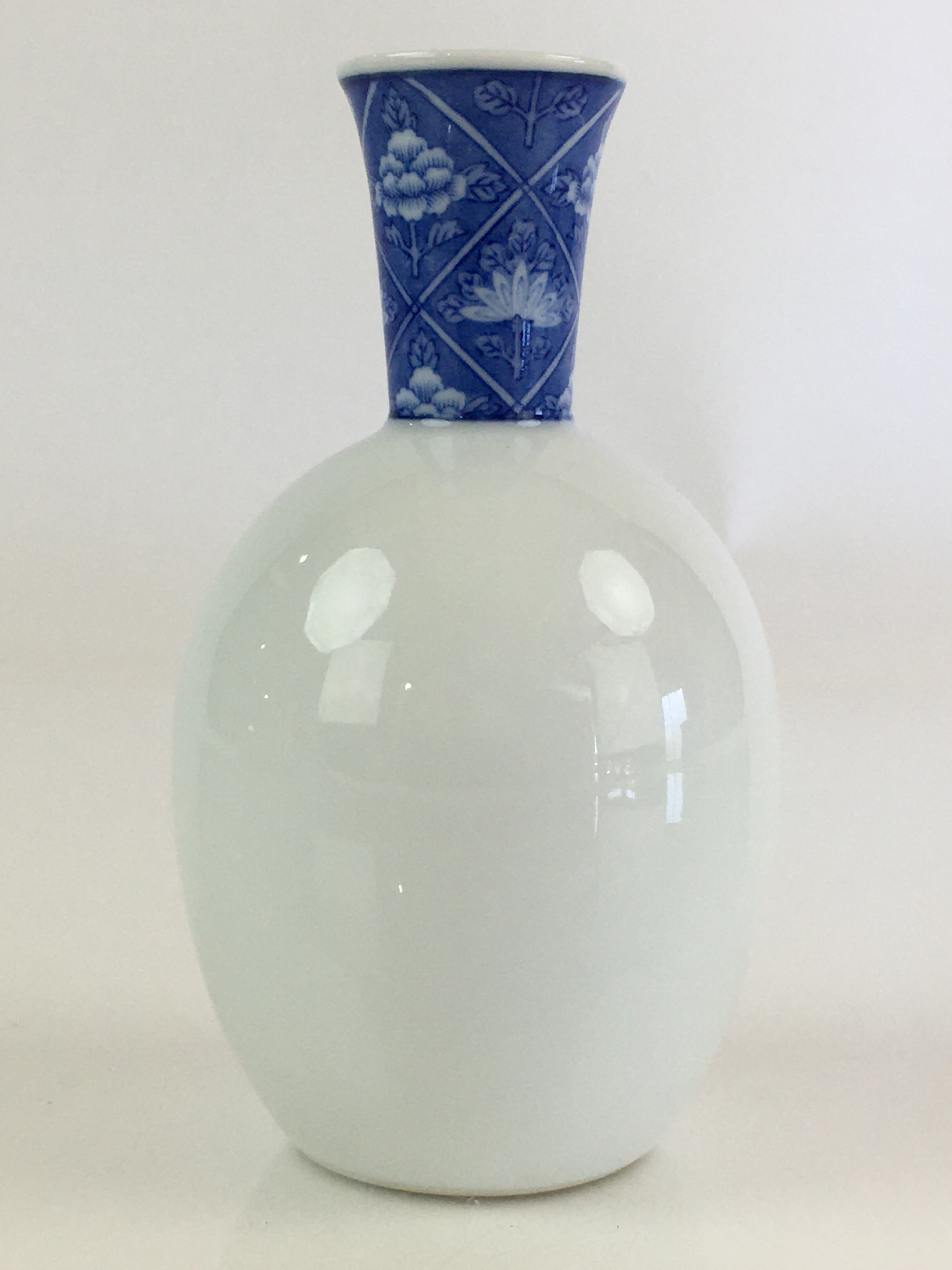 Japanese Porcelain Sake Bottle Vtg Blue Sometsuke Flower Tokkuri White TS431