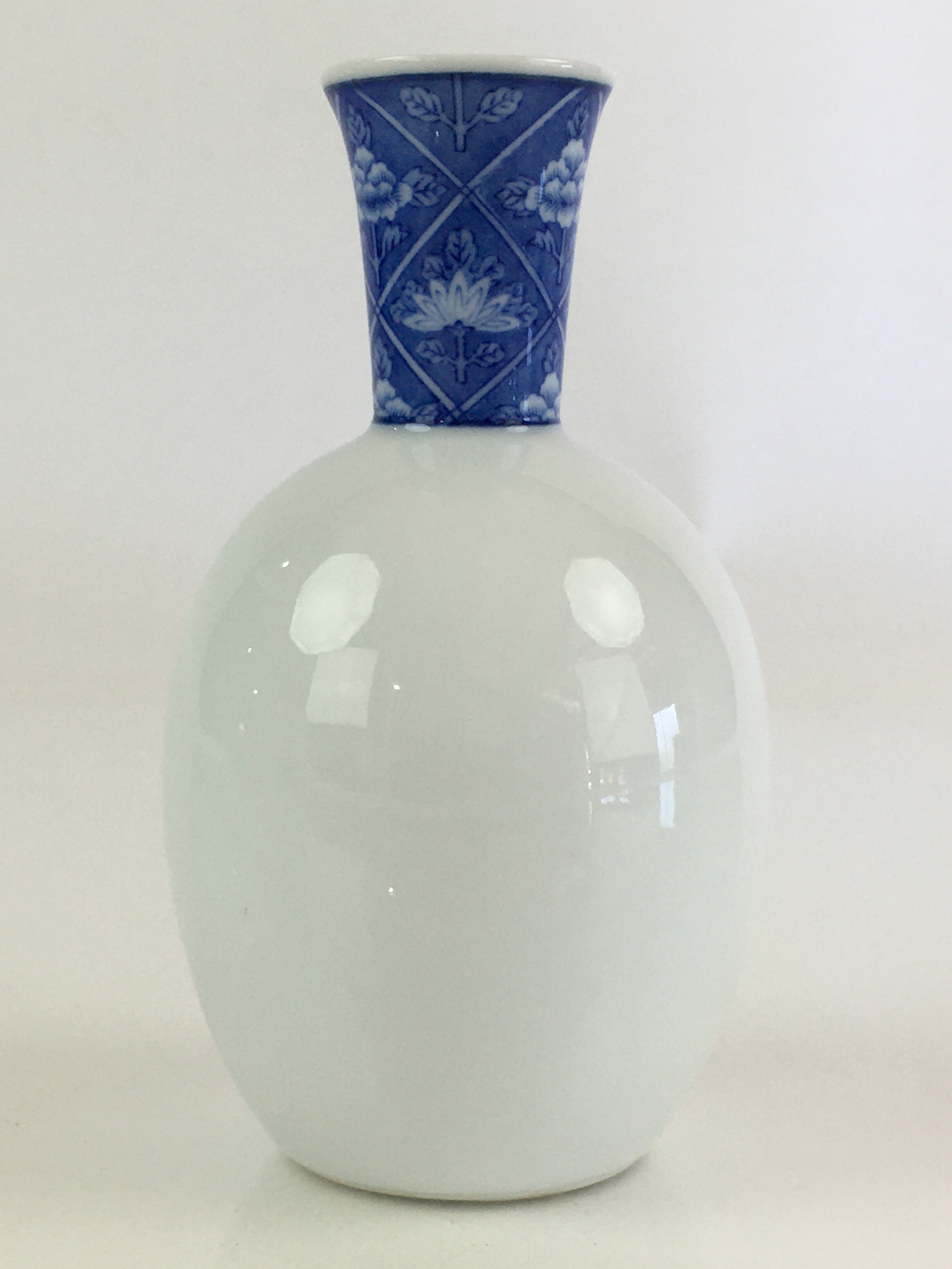 Japanese Porcelain Sake Bottle Vtg Blue Sometsuke Flower Tokkuri White TS431