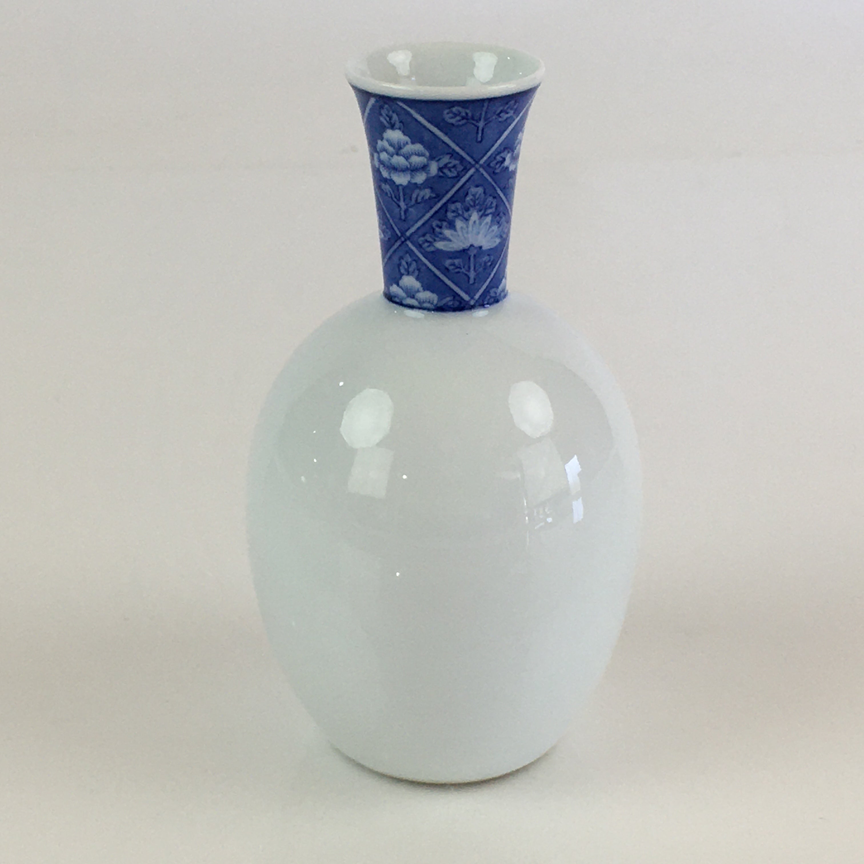 Japanese Porcelain Sake Bottle Vtg Blue Sometsuke Flower Tokkuri White TS431