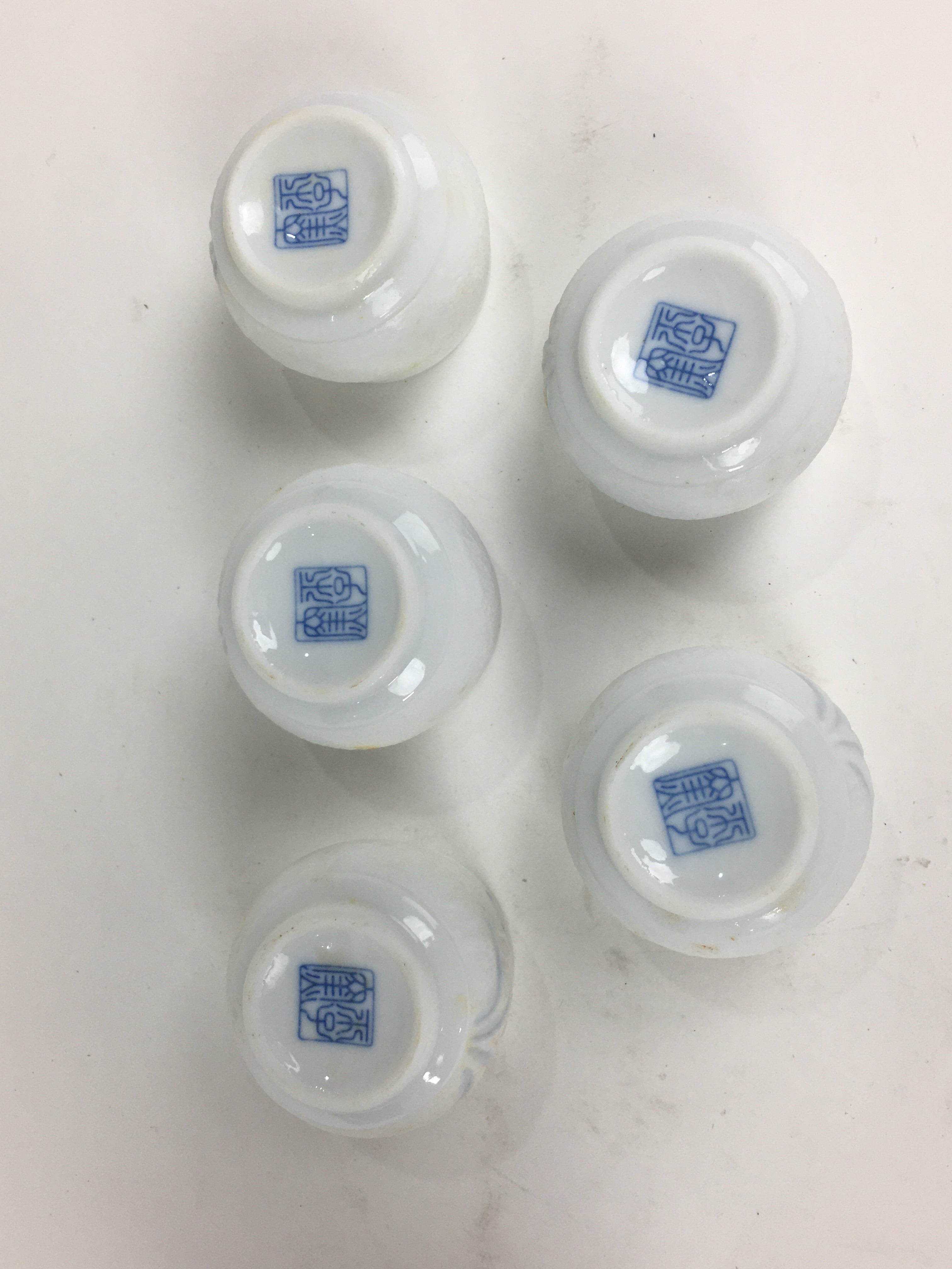 Japanese Porcelain Sake Cup Bottle Set Iris Floral Guinomi Tokkuri White PX589