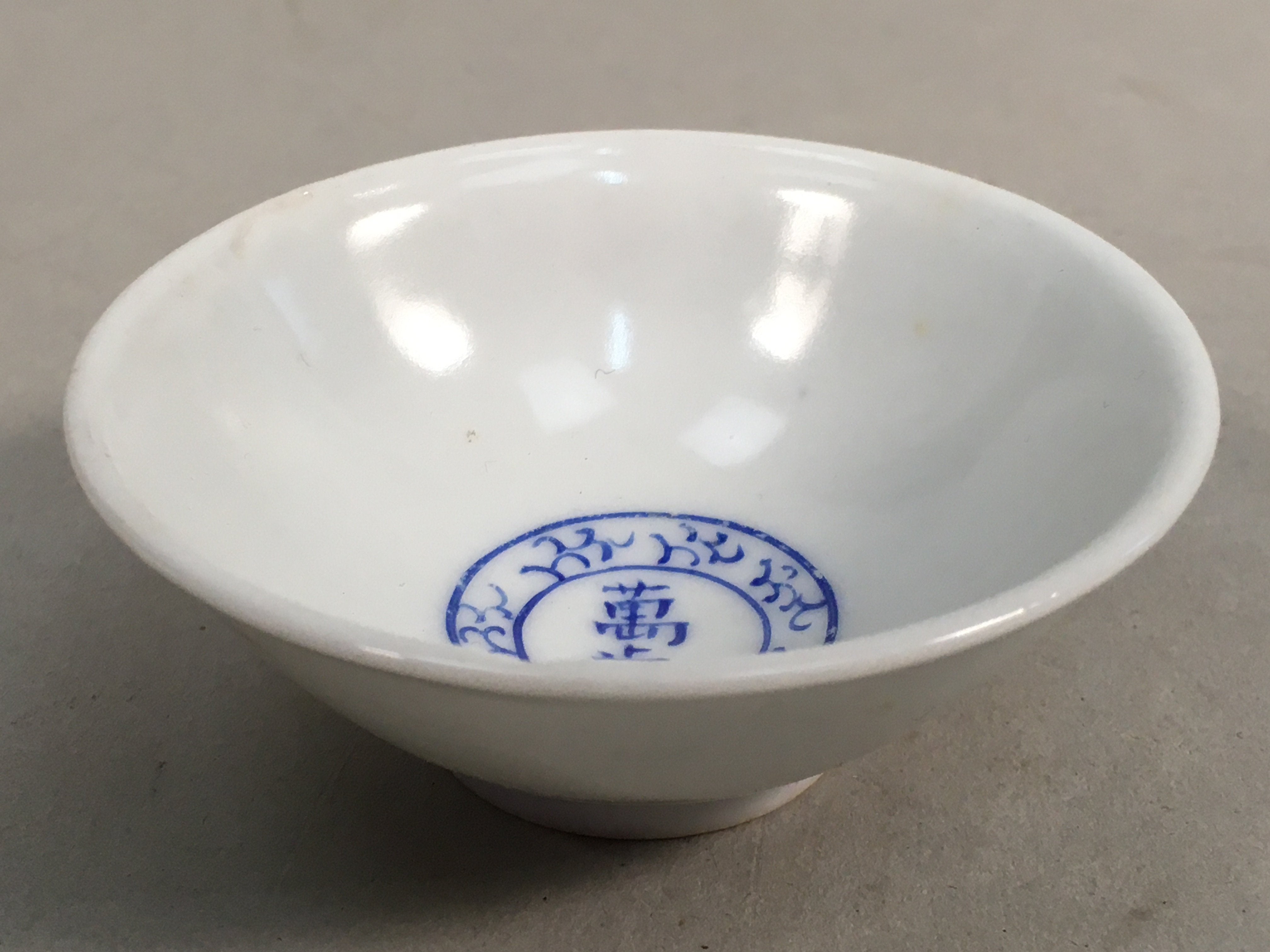 Japanese Porcelain Sake Cup Guinomi Sakazuki Vtg Blue White GU801