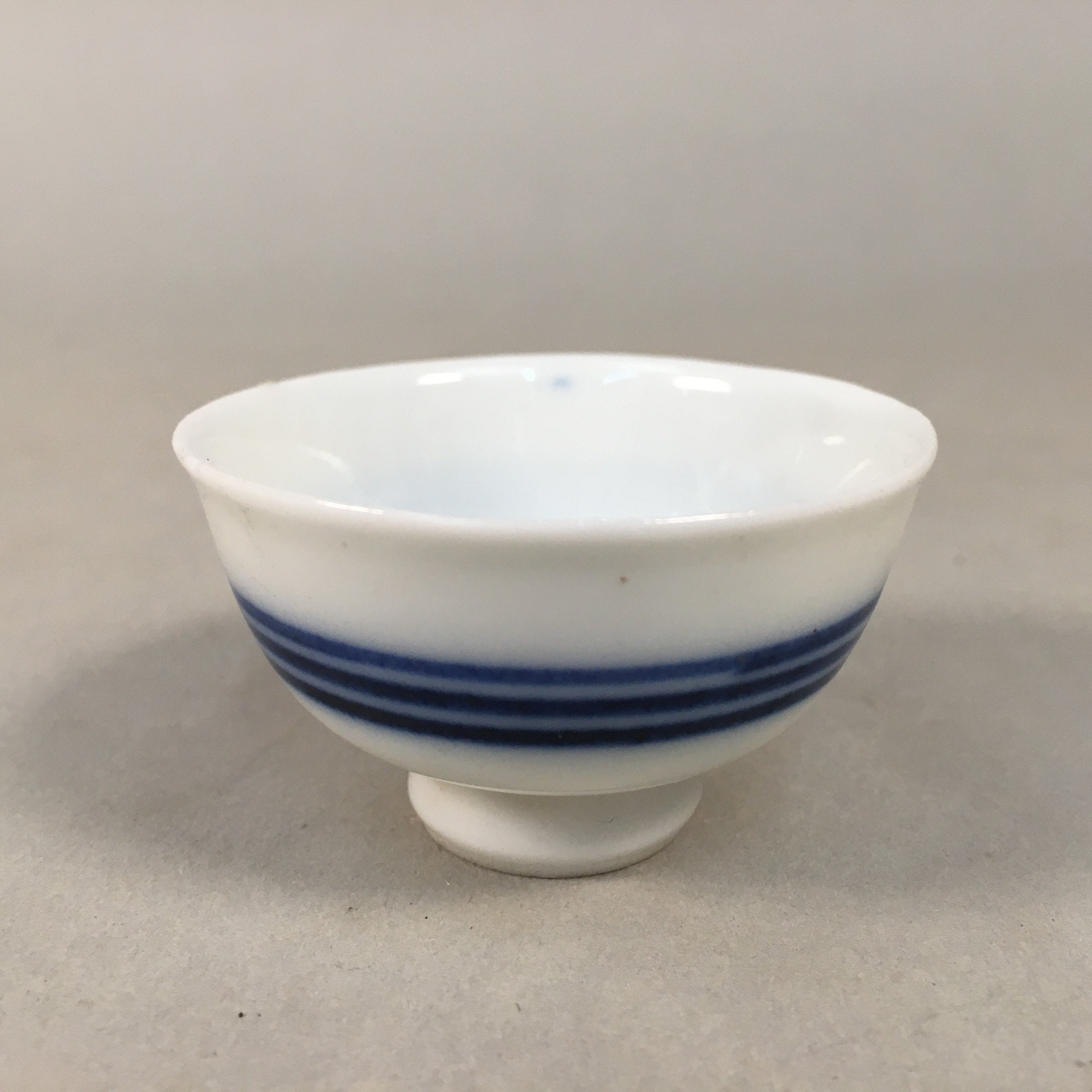 Japanese Porcelain Sake Cup Guinomi Sakazuki Vtg Blue White Line GU832