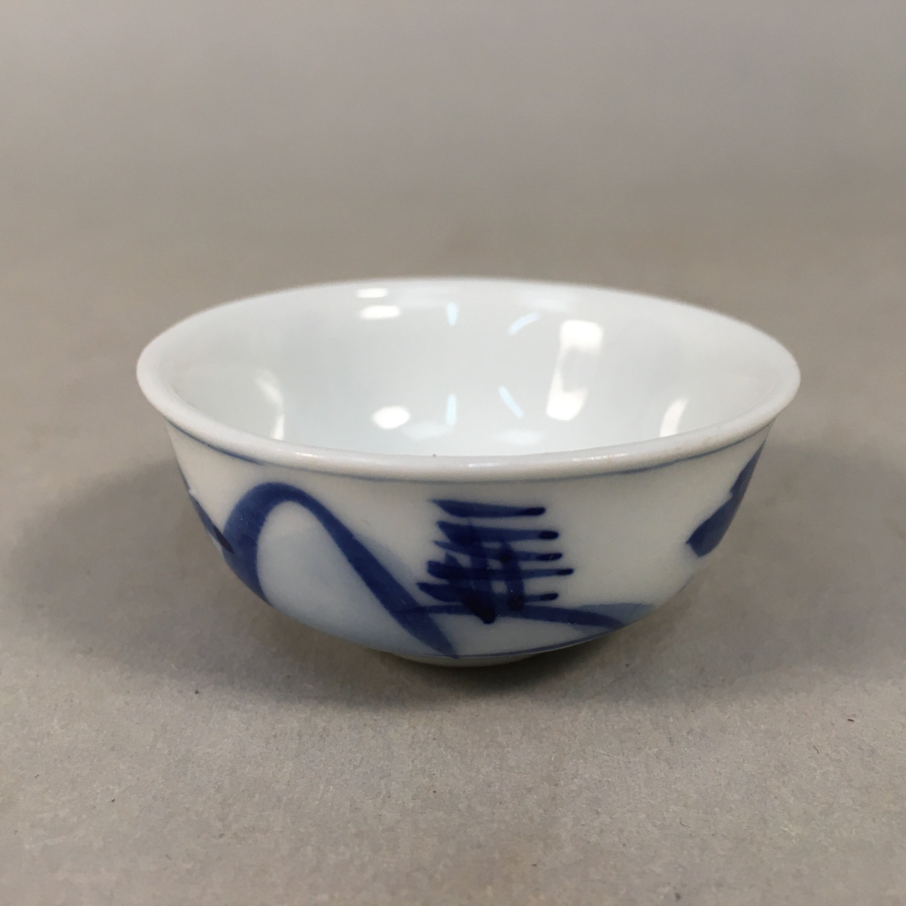Japanese Porcelain Sake Cup Guinomi Sakazuki Vtg Blue White Mountain GU836