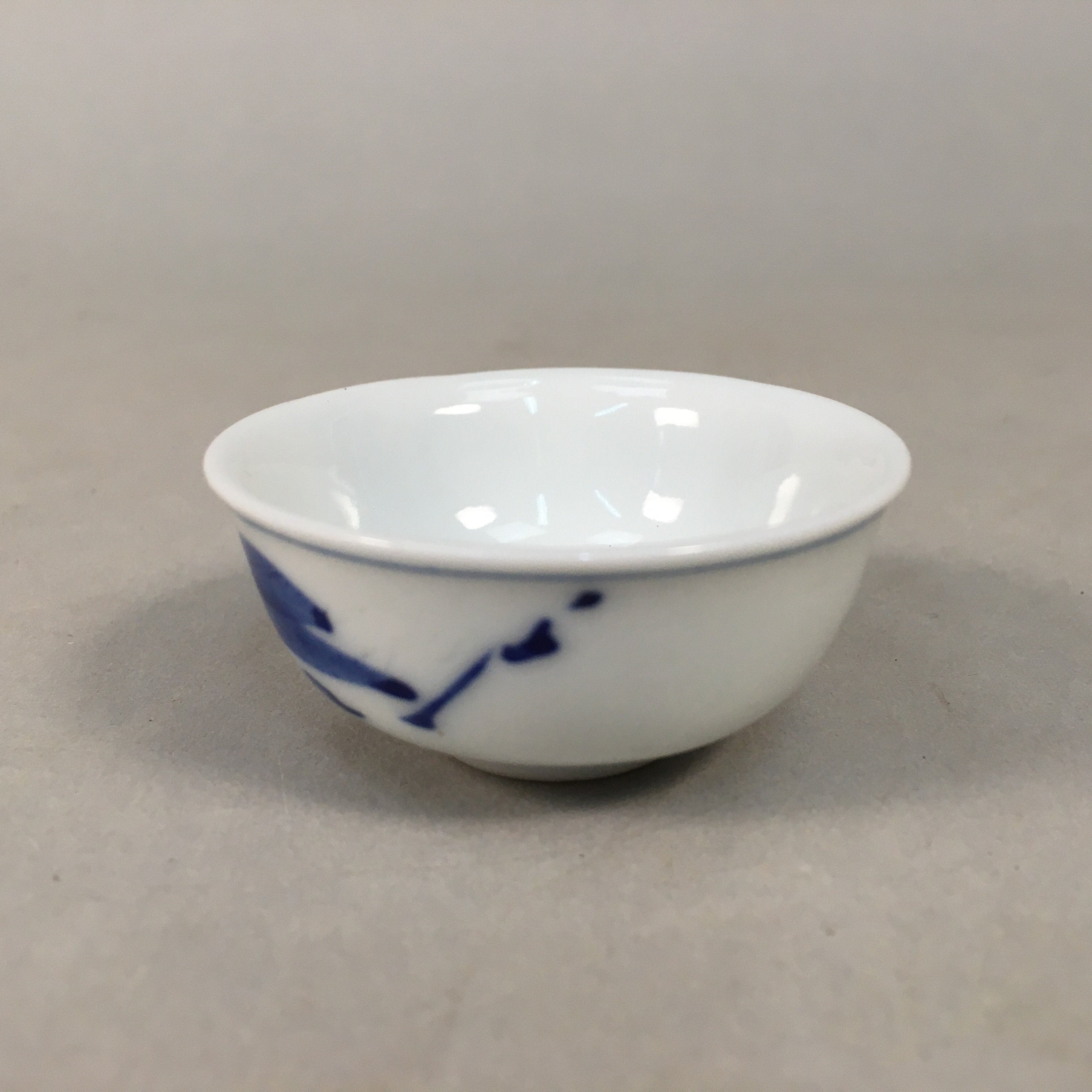 Japanese Porcelain Sake Cup Guinomi Sakazuki Vtg Blue White Mountain GU836