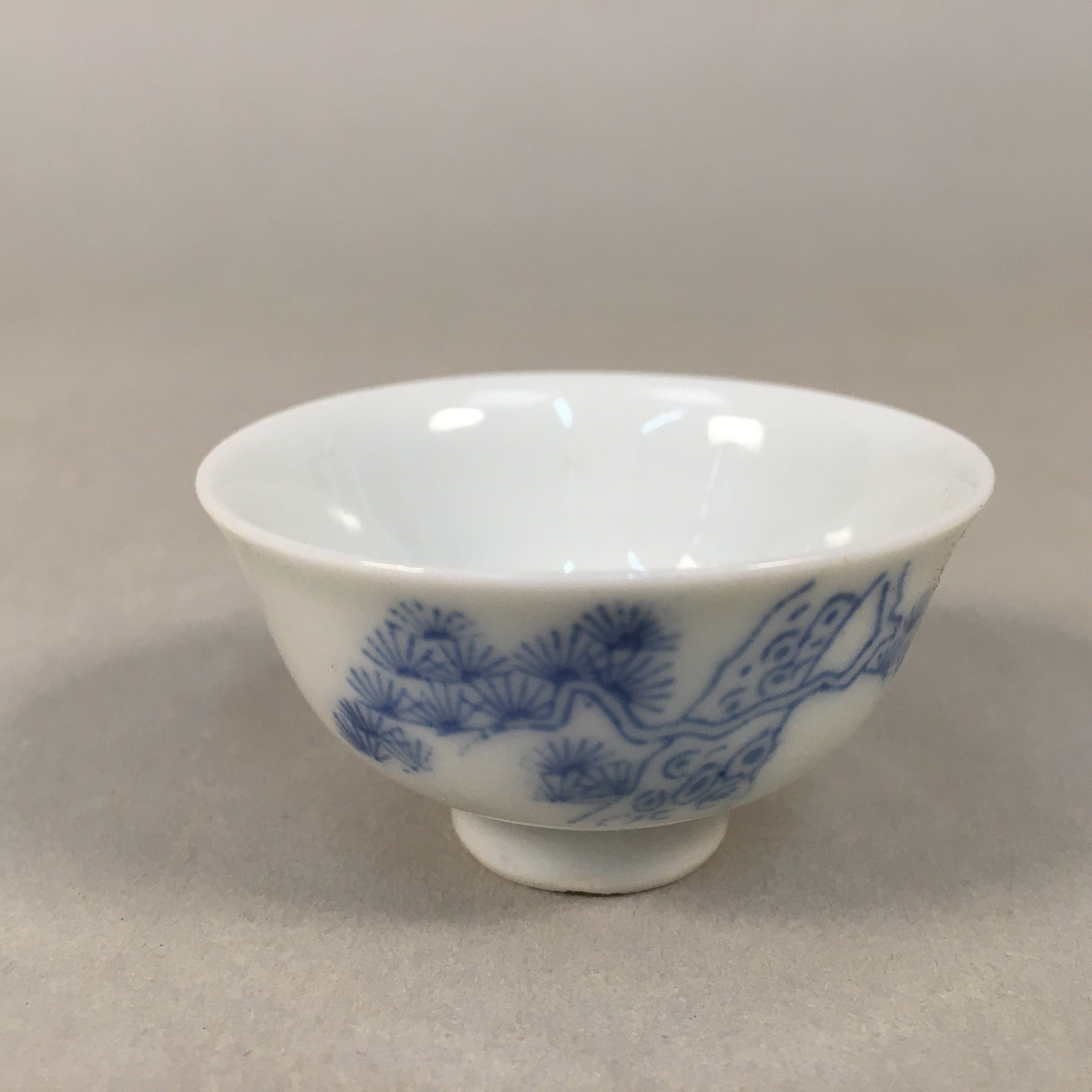 Japanese Porcelain Sake Cup Guinomi Sakazuki Vtg Blue White Pine Tree GU880
