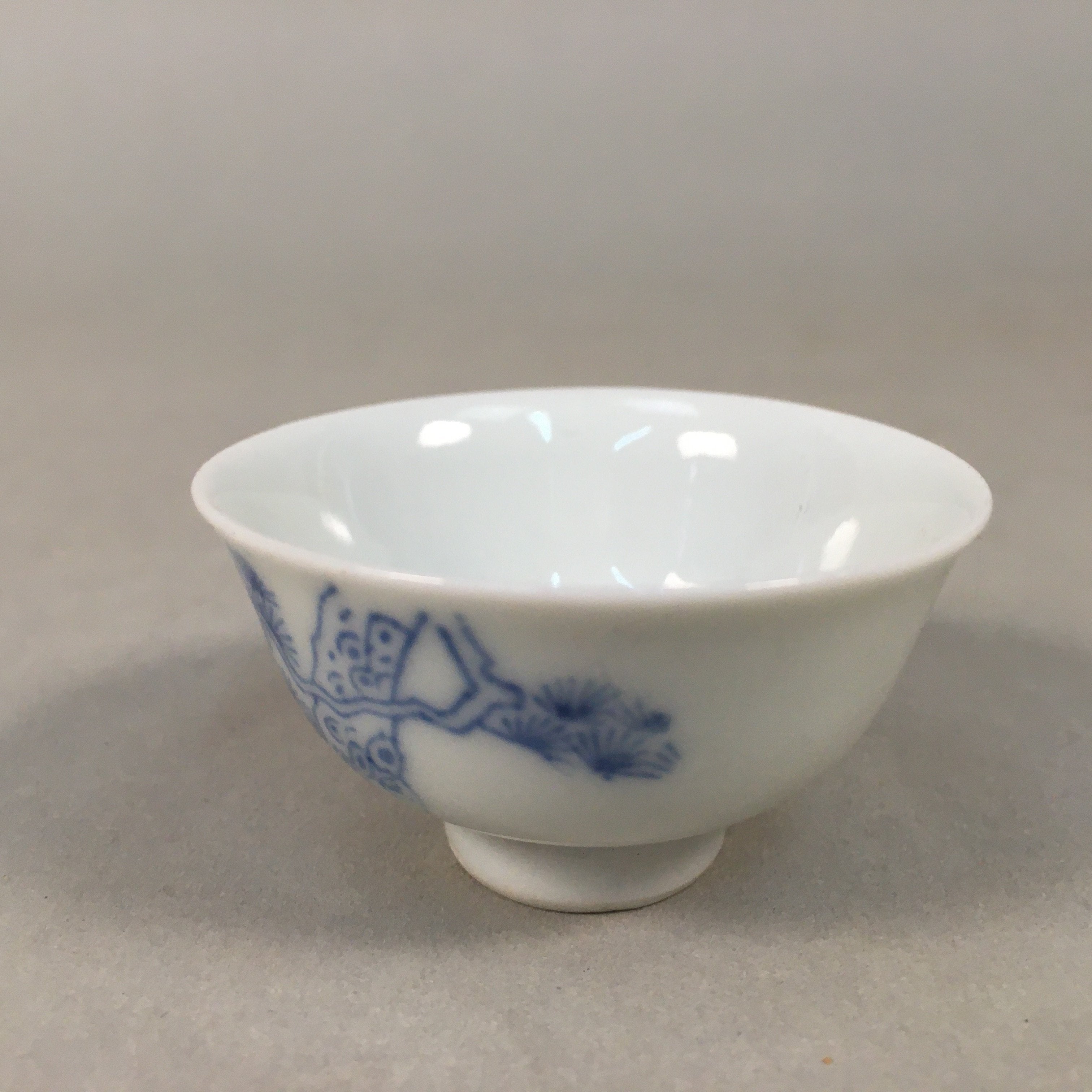 Japanese Porcelain Sake Cup Guinomi Sakazuki Vtg Blue White Pine Tree GU880
