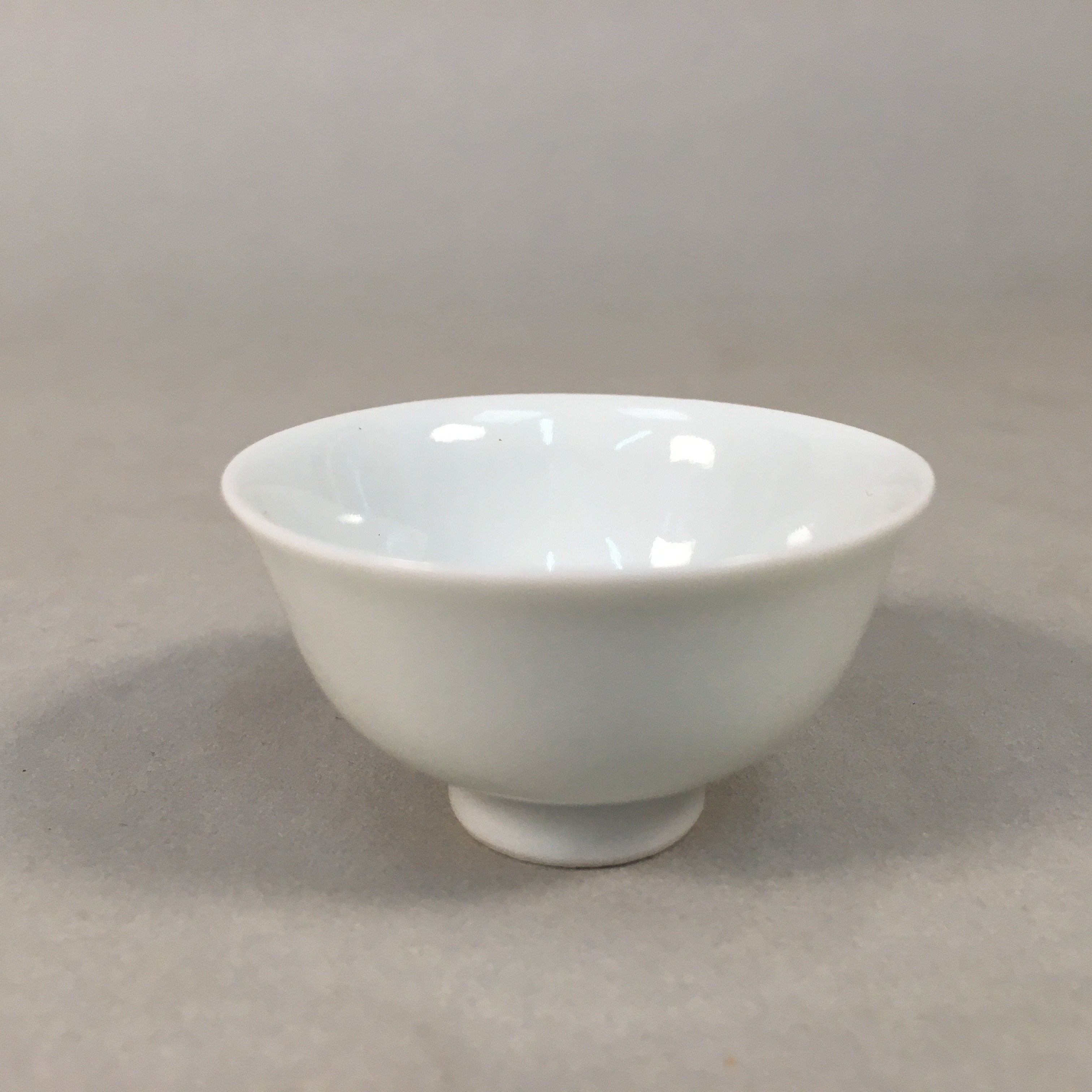 Japanese Porcelain Sake Cup Guinomi Sakazuki Vtg Blue White Pine Tree GU880