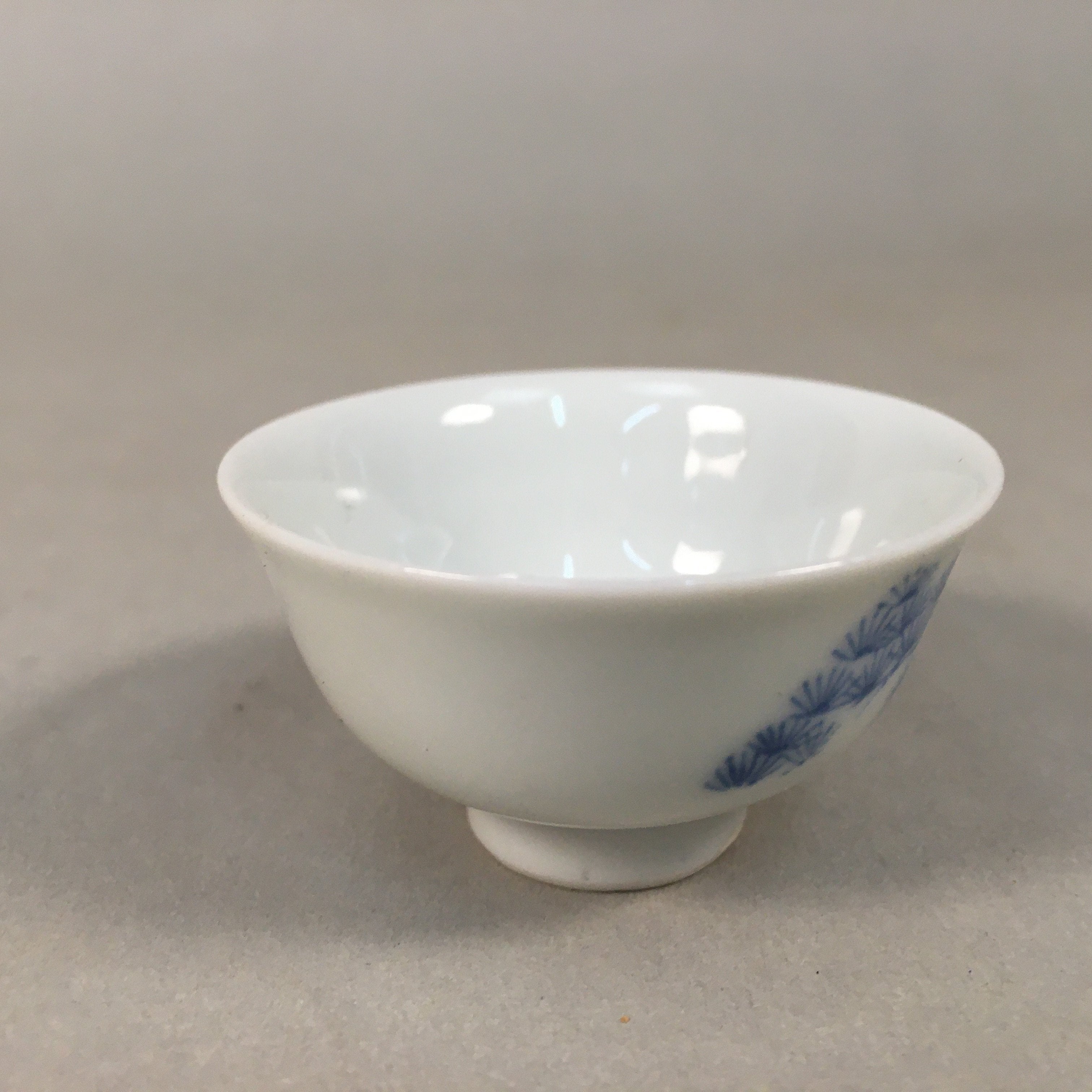 Japanese Porcelain Sake Cup Guinomi Sakazuki Vtg Blue White Pine Tree GU880
