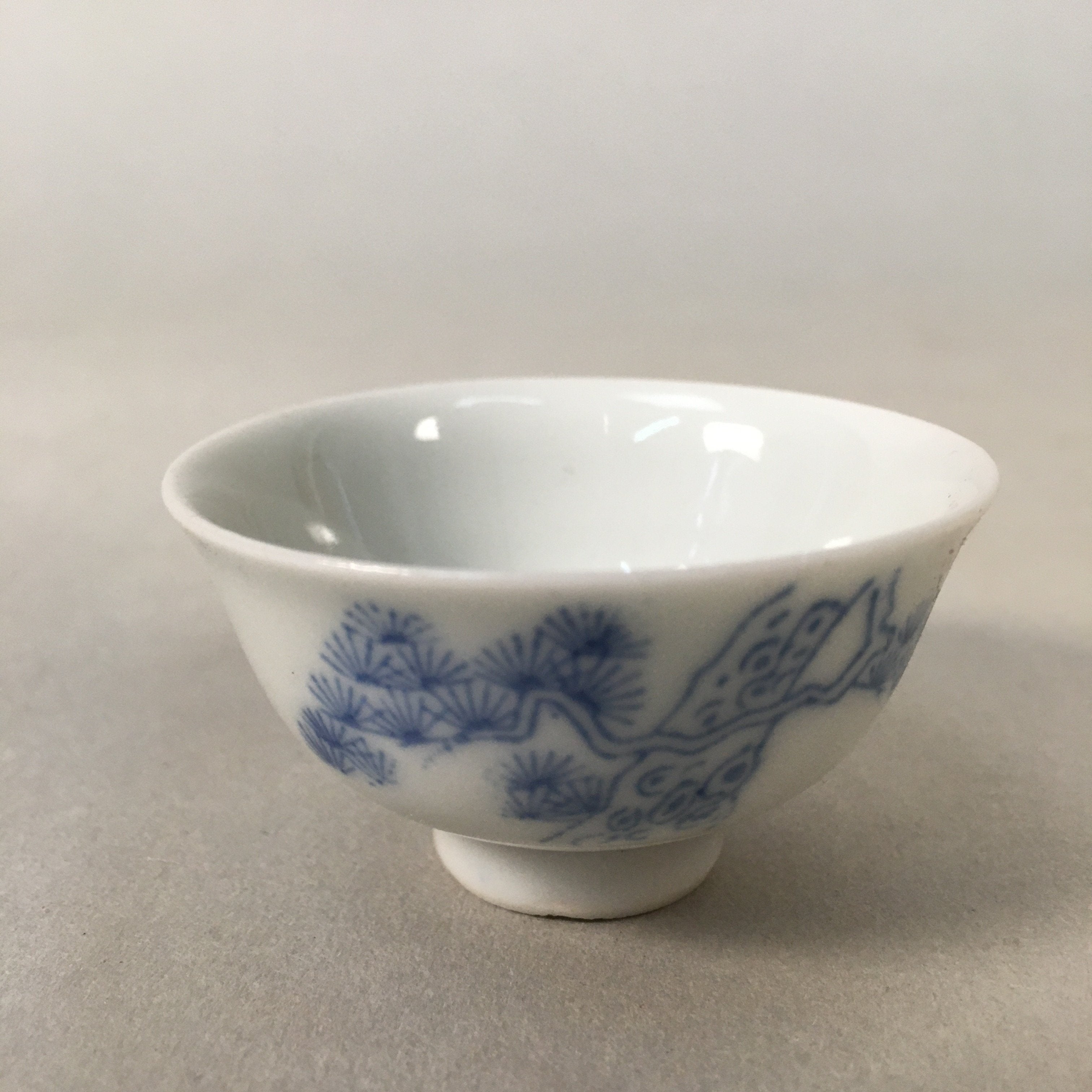 Japanese Porcelain Sake Cup Guinomi Sakazuki Vtg Blue White Pine Tree GU880