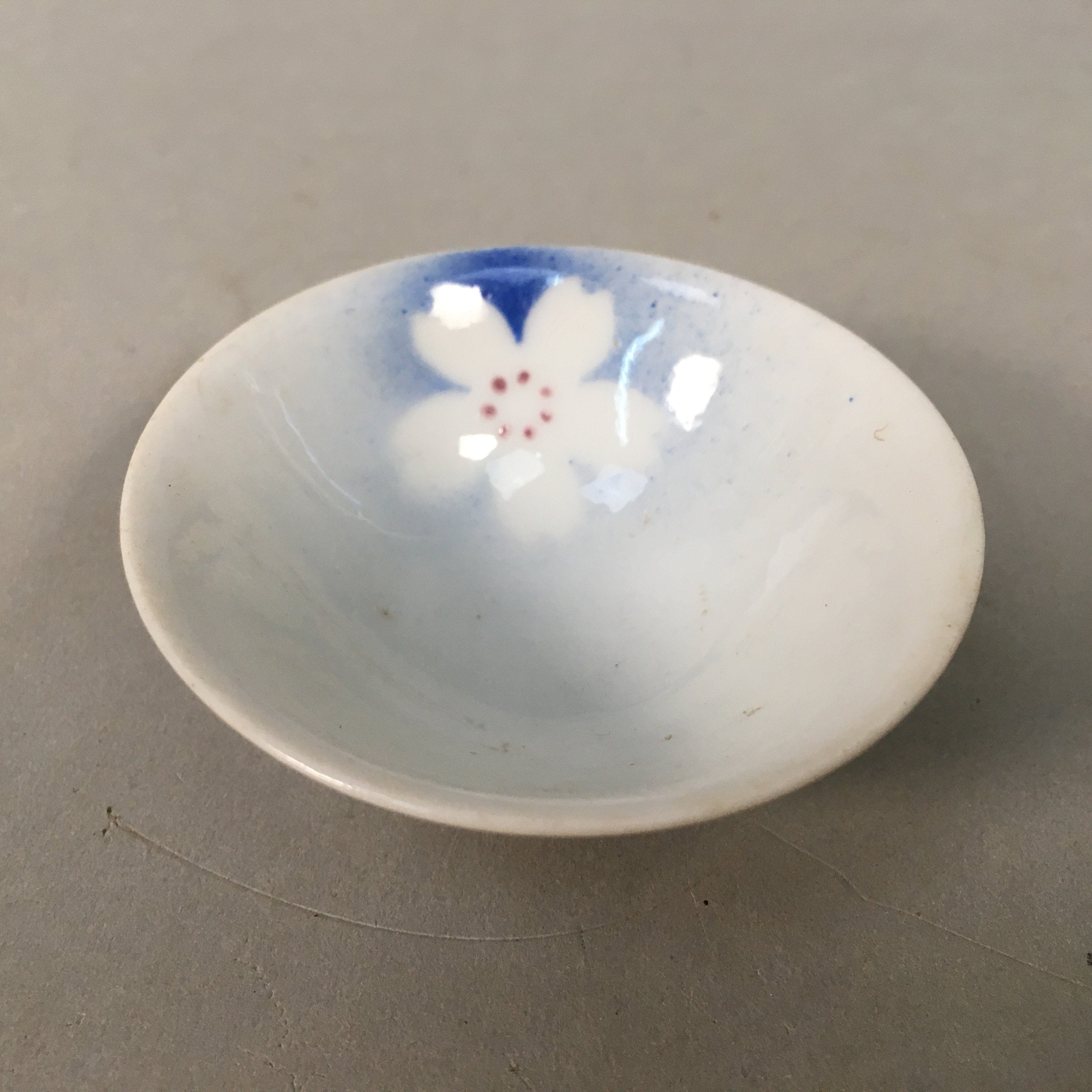 Japanese Porcelain Sake Cup Guinomi Sakazuki Vtg Blue White Sakura GU823