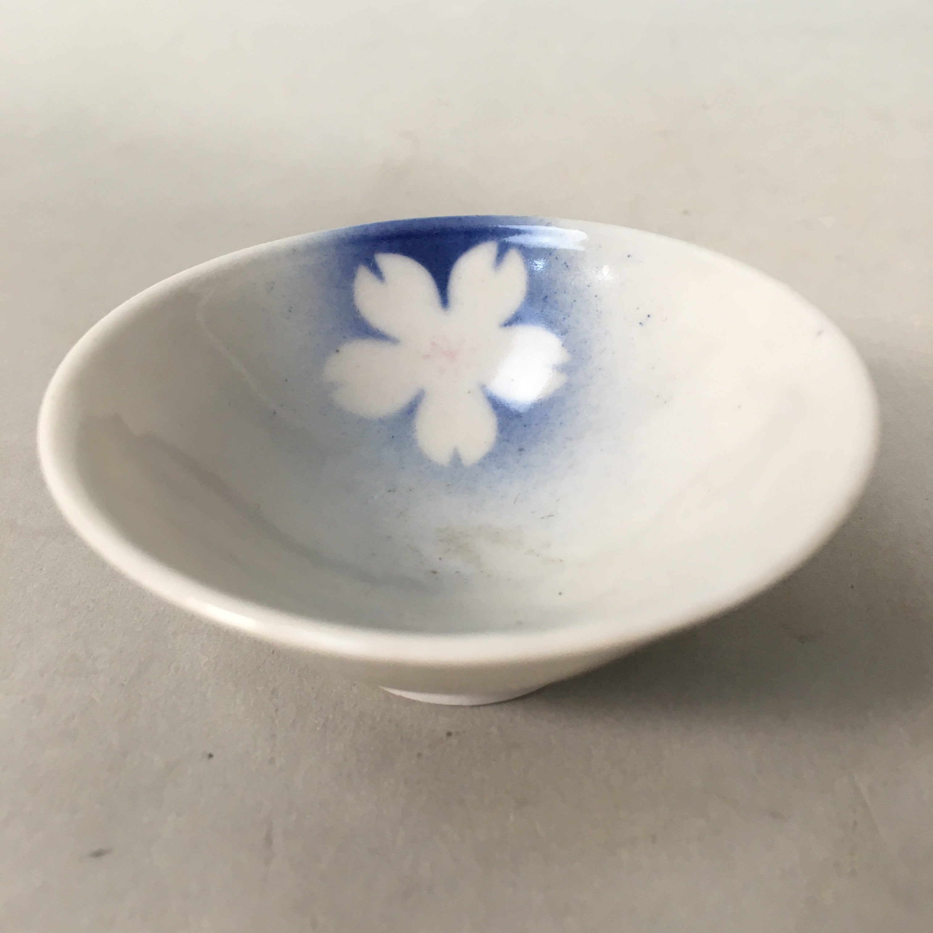 Japanese Porcelain Sake Cup Guinomi Sakazuki Vtg Blue White Sakura GU856