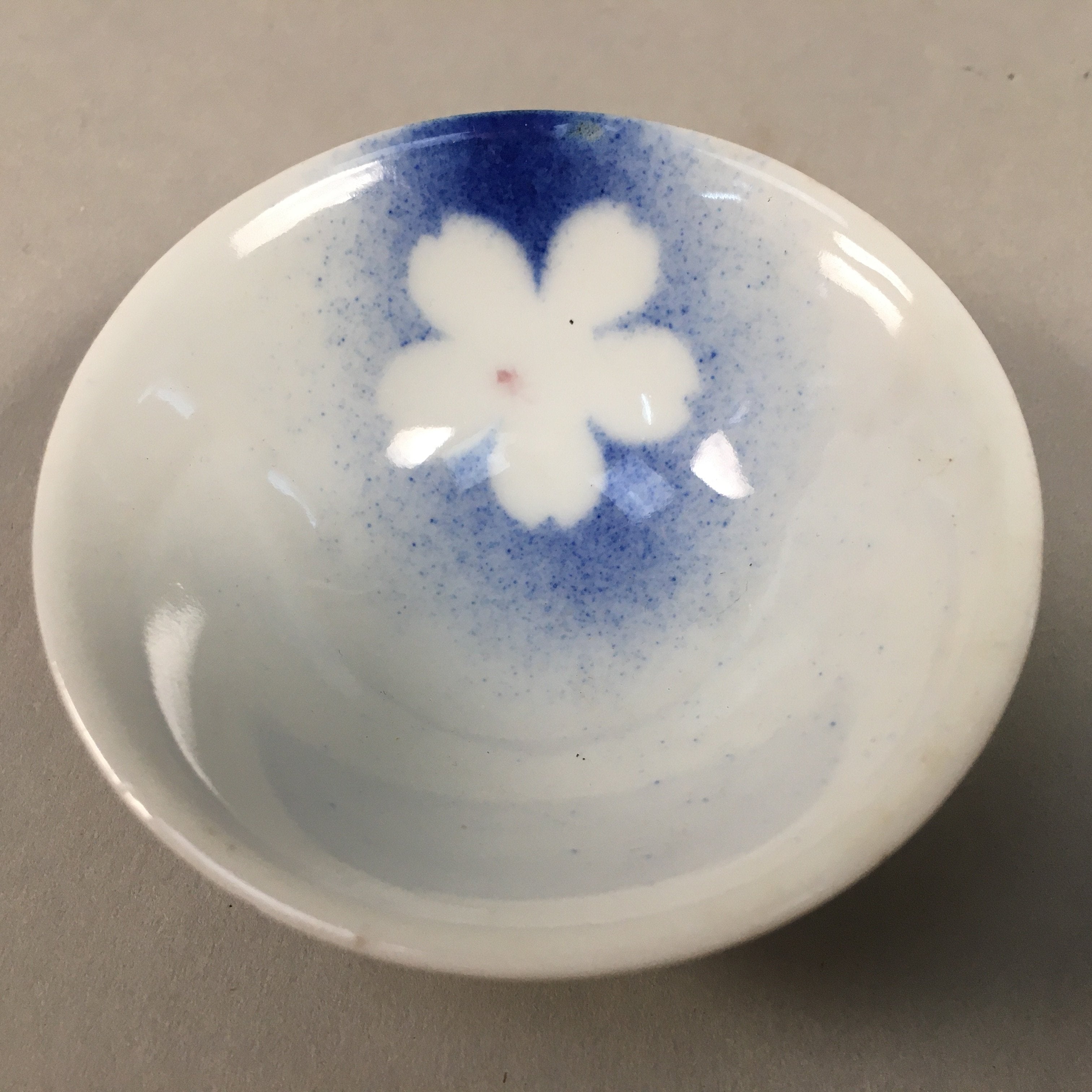 Japanese Porcelain Sake Cup Guinomi Sakazuki Vtg Blue White Sakura GU870