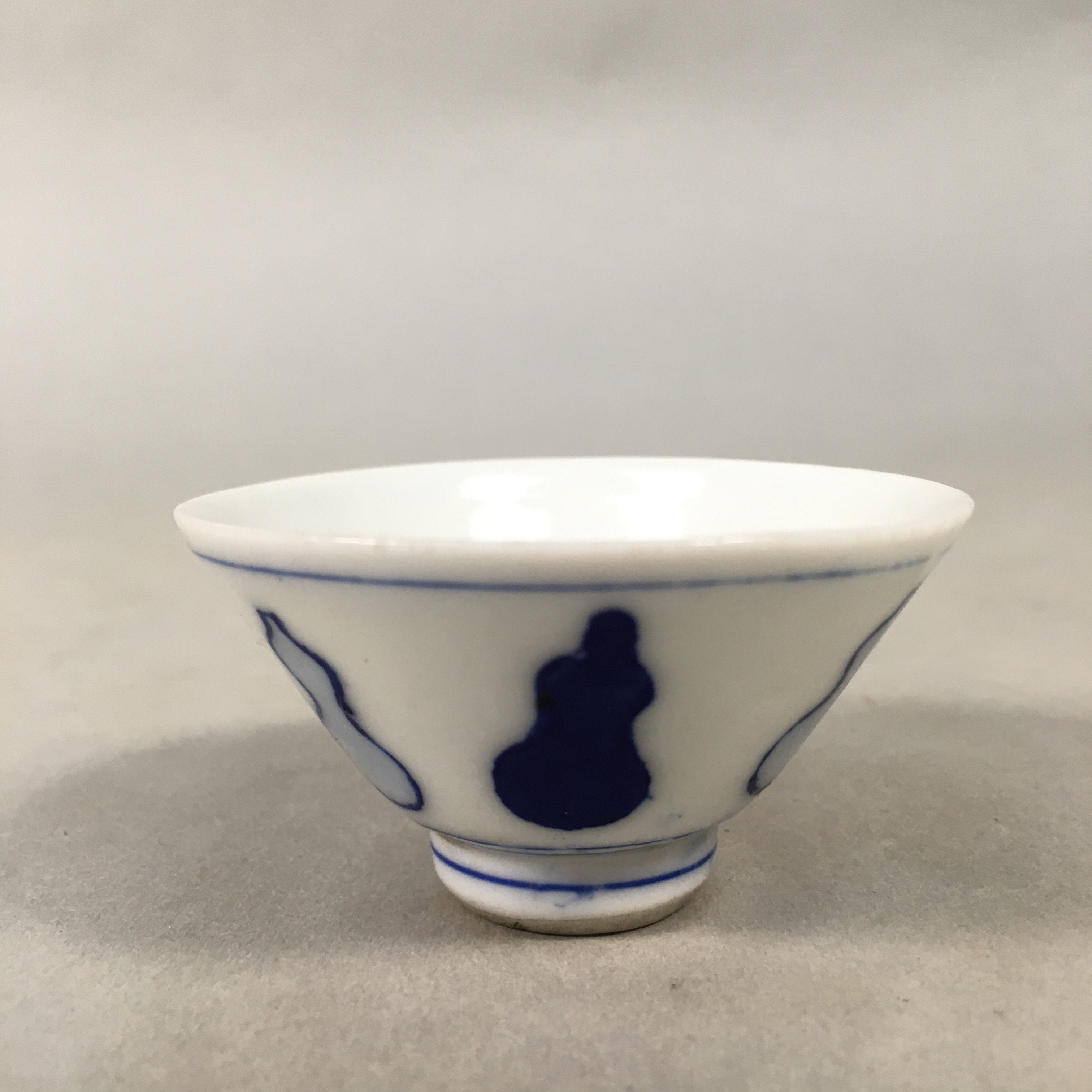 Japanese Porcelain Sake Cup Guinomi Sakazuki Vtg Blue White Sometsuke GU344