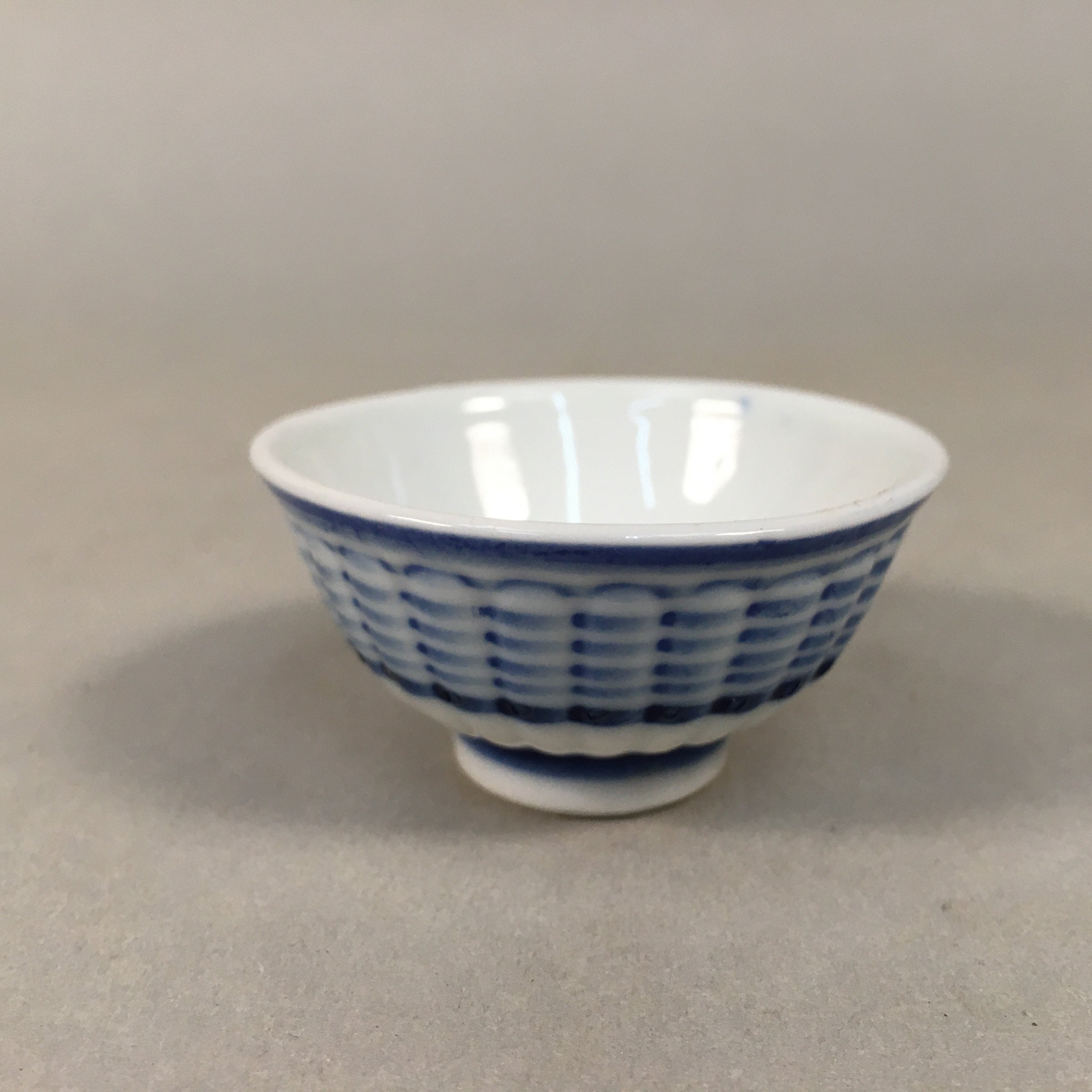 Japanese Porcelain Sake Cup Guinomi Sakazuki Vtg Blue White Sometsuke GU345