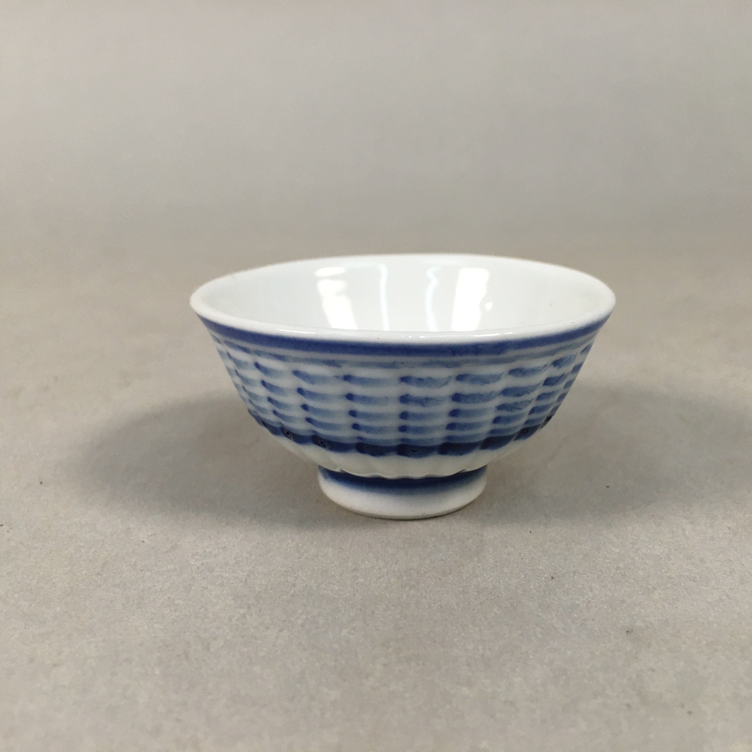 Japanese Porcelain Sake Cup Guinomi Sakazuki Vtg Blue White Sometsuke GU345