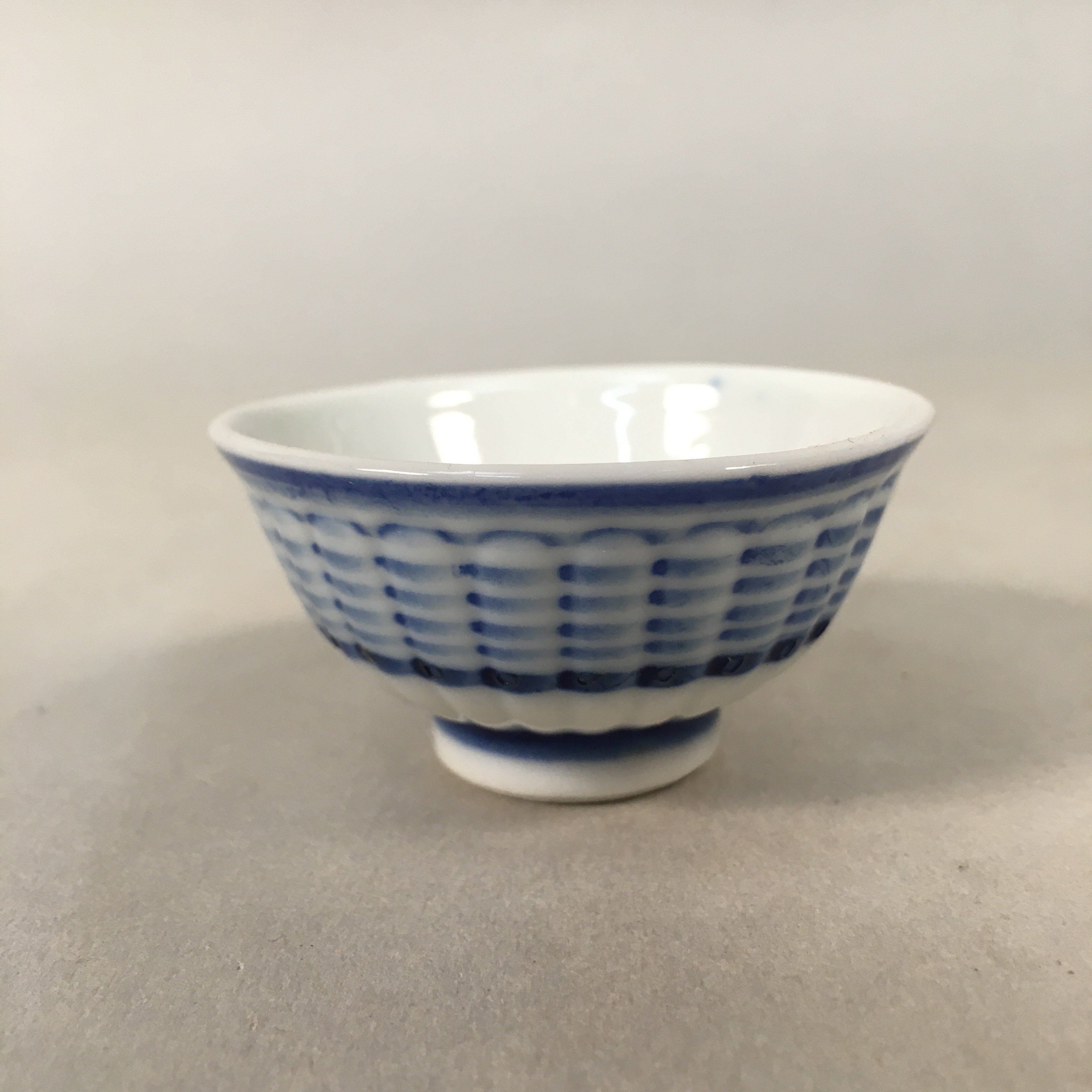 Japanese Porcelain Sake Cup Guinomi Sakazuki Vtg Blue White Sometsuke GU345