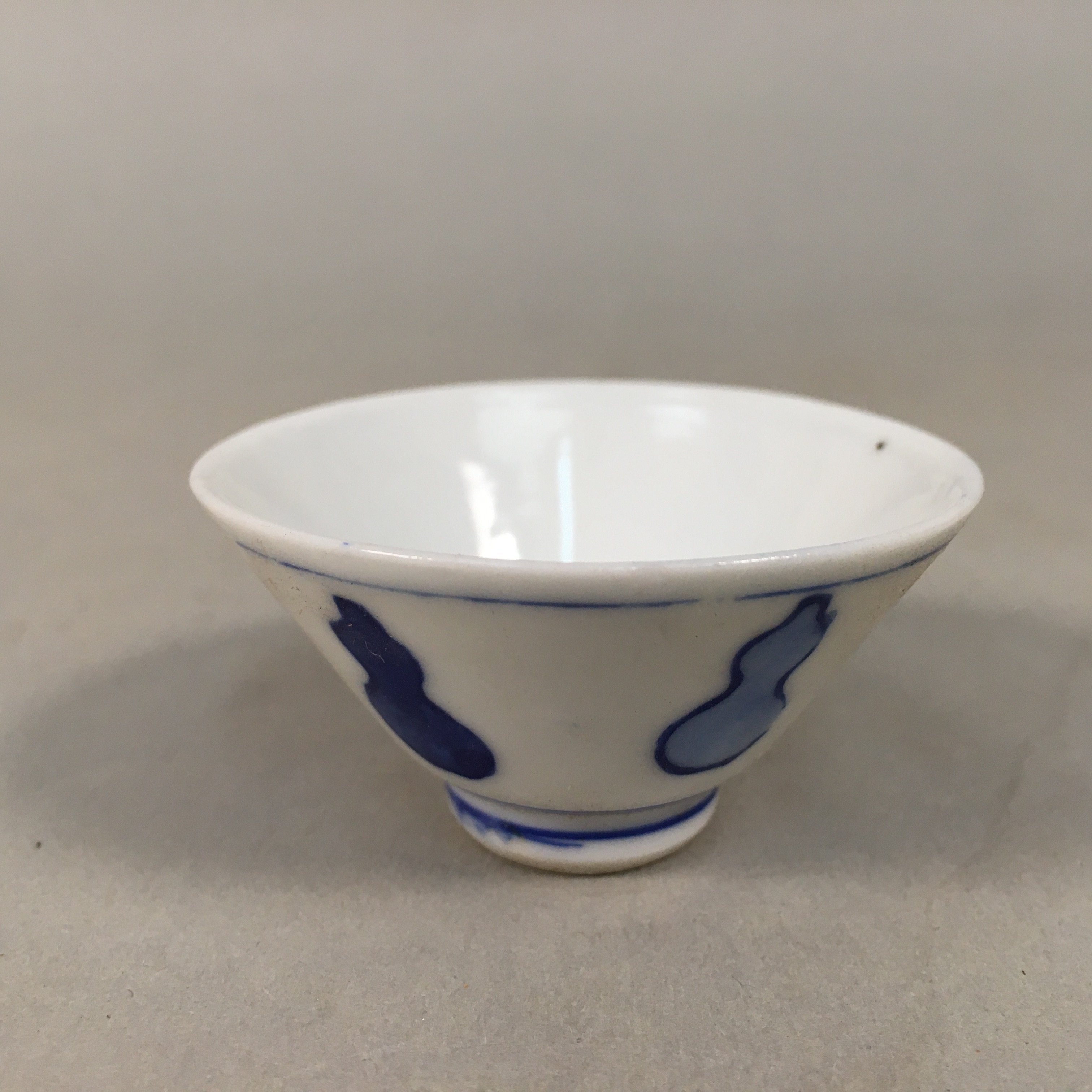 Japanese Porcelain Sake Cup Guinomi Sakazuki Vtg Blue White Sometsuke GU346