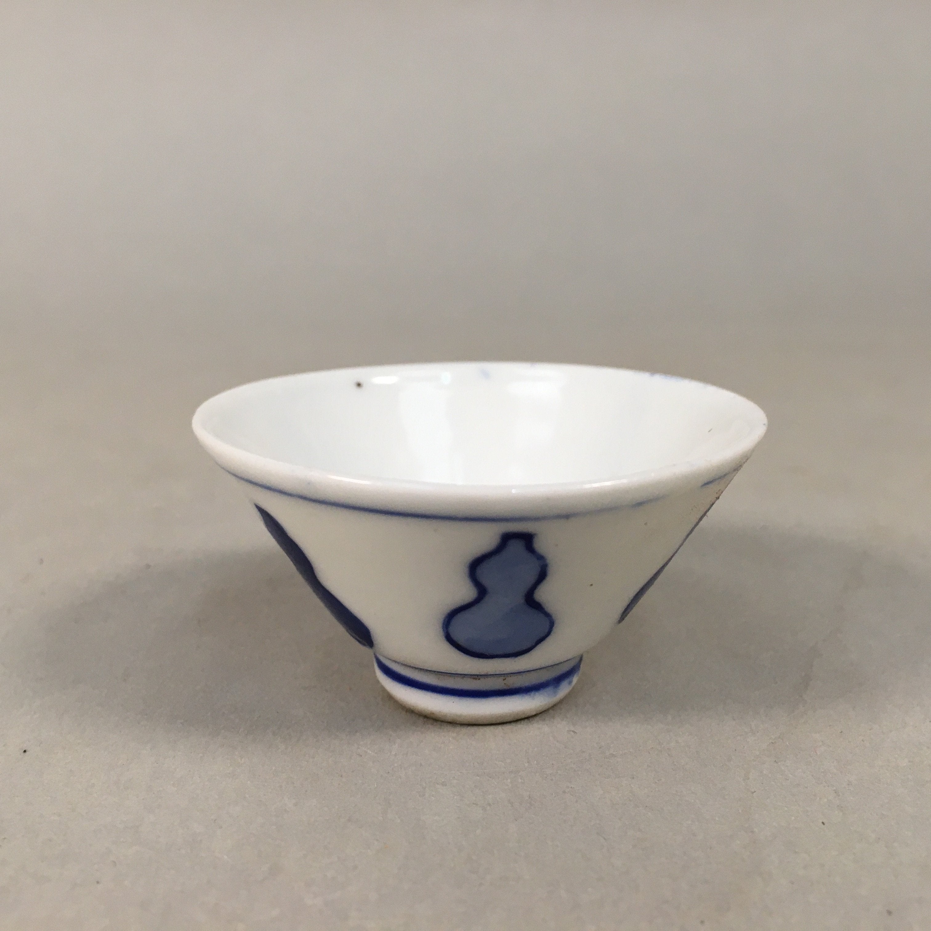 Japanese Porcelain Sake Cup Guinomi Sakazuki Vtg Blue White Sometsuke GU346