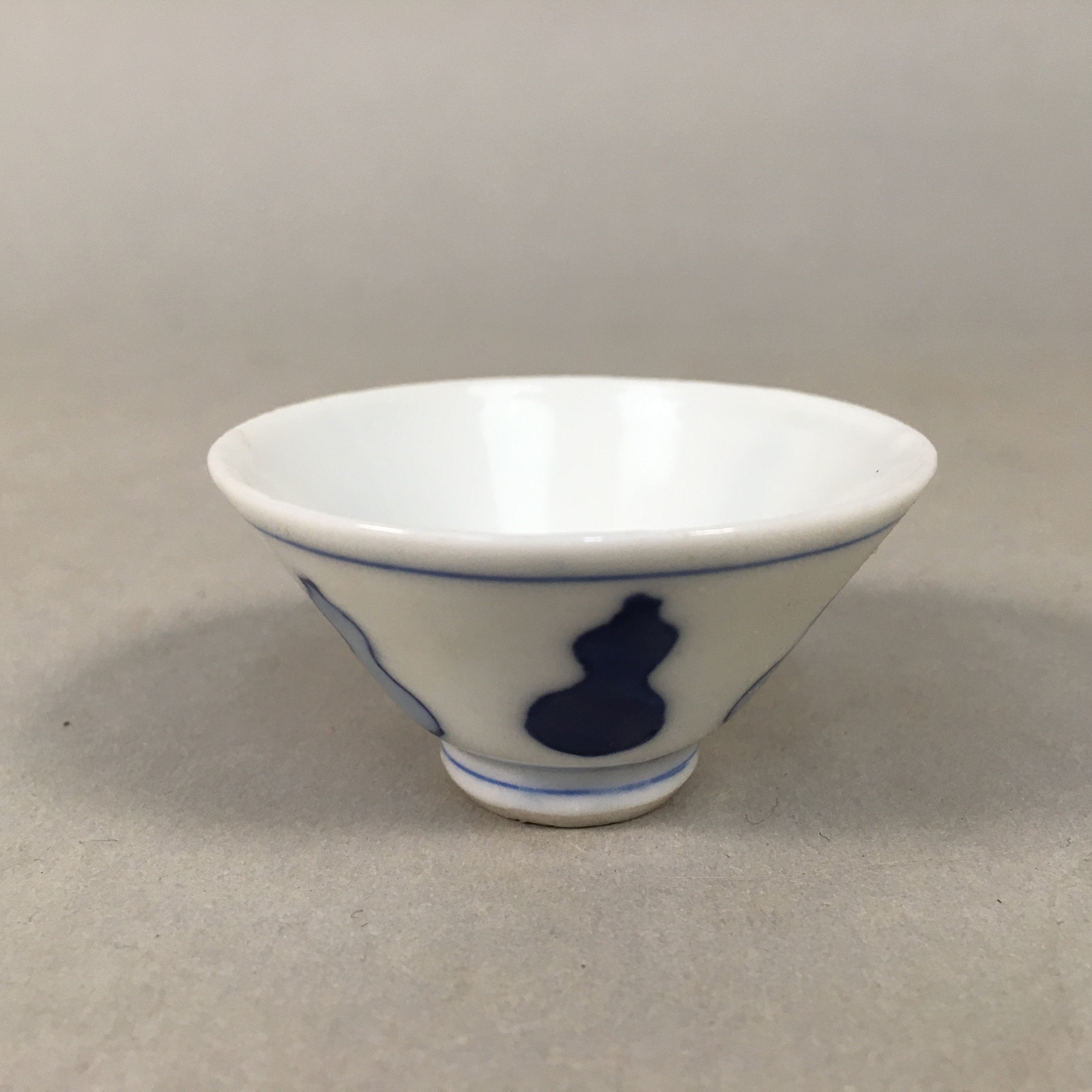 Japanese Porcelain Sake Cup Guinomi Sakazuki Vtg Blue White Sometsuke GU348