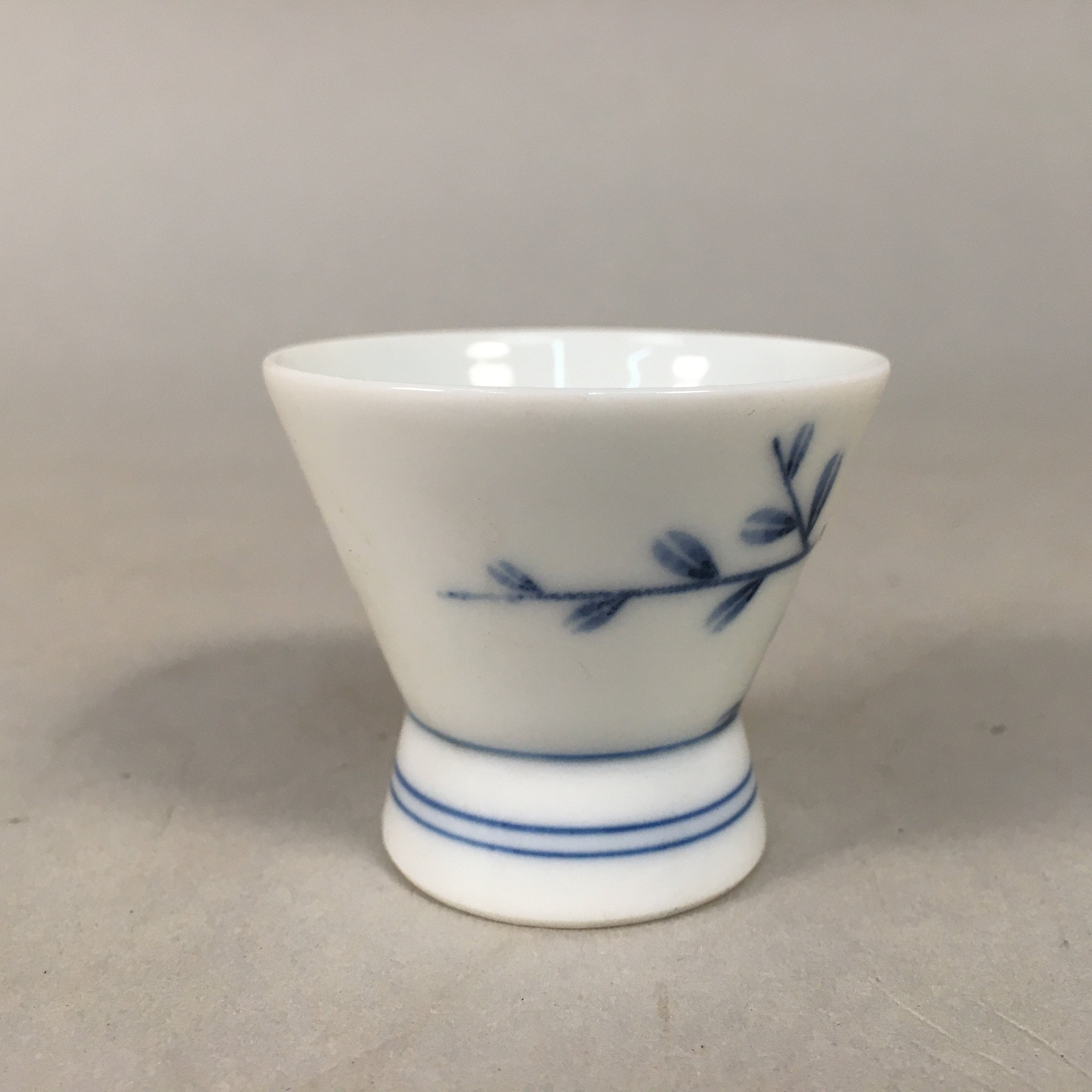 Japanese Porcelain Sake Cup Guinomi Sakazuki Vtg Blue White Sometsuke GU830