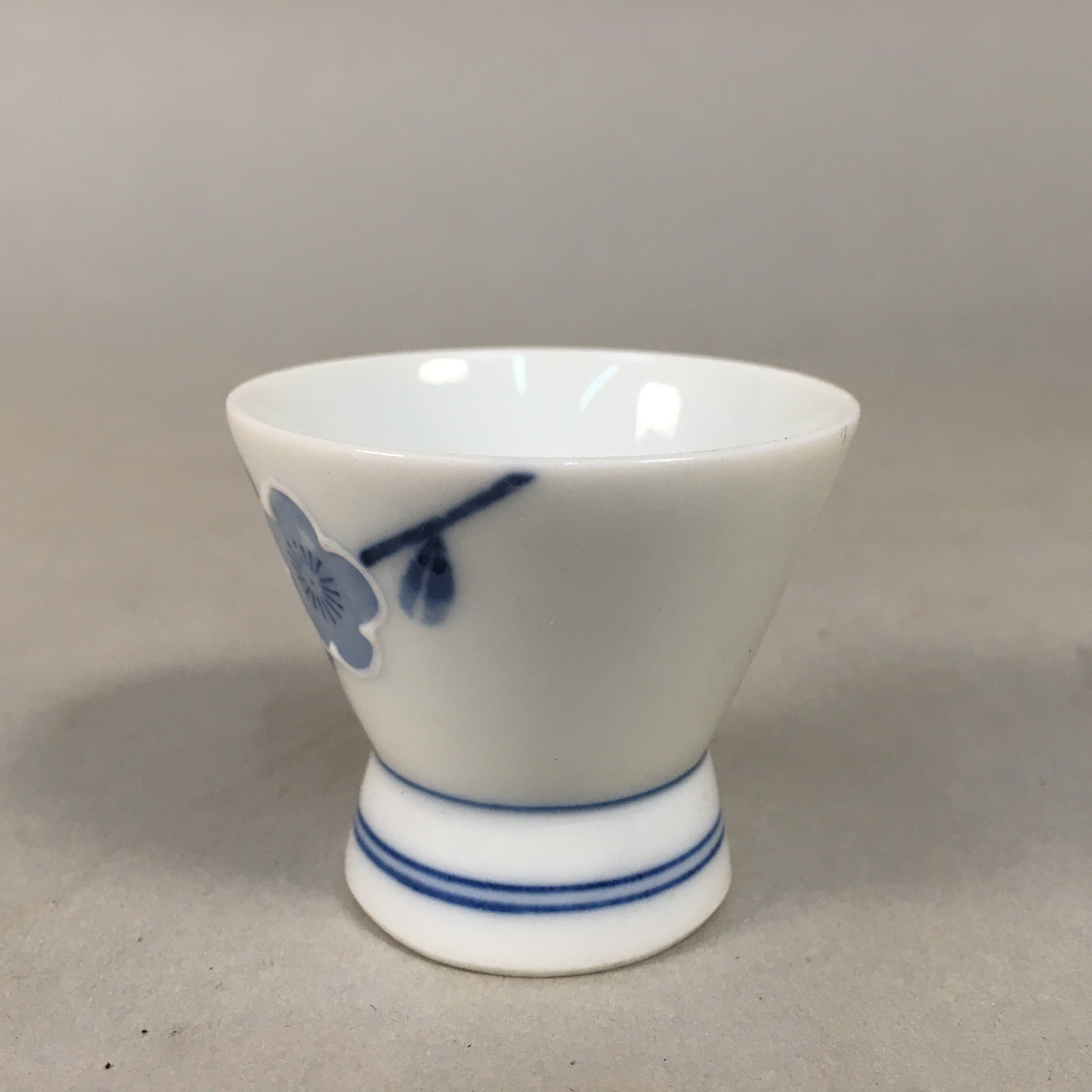 Japanese Porcelain Sake Cup Guinomi Sakazuki Vtg Blue White Sometsuke GU831