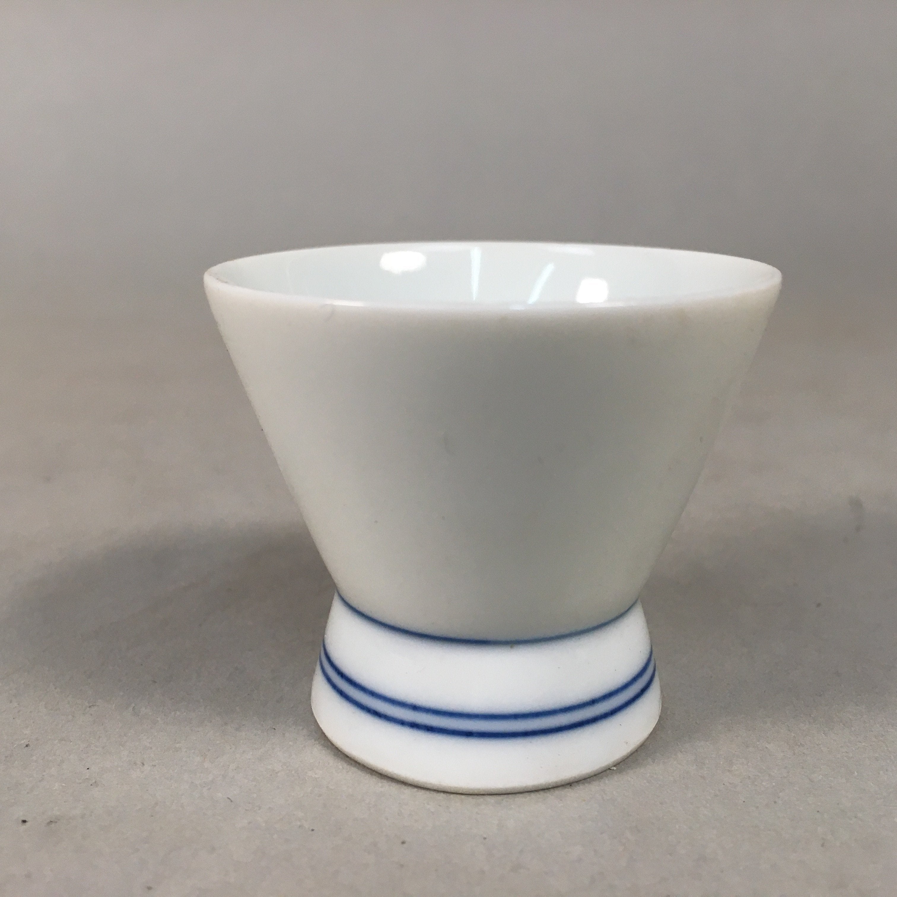 Japanese Porcelain Sake Cup Guinomi Sakazuki Vtg Blue White Sometsuke GU831